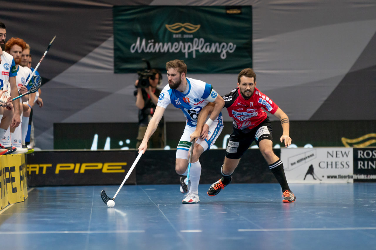 Saalsporthalle (Zürich), 22.04.2019, Unihockey Herren NLA 1/2-Final Spiel 7, GC Unihockey - Alligator Malans, Luca Graf (Nr. 97, GC Unihockey) im Zweikampf mit Joel Friolet (Nr. 19, Alligator Malans) 

(Claudio Schwarz, unihockey-fotos.ch)

Copyright: Claudio Schwarz, unihockey-fotos.ch – Dieses Bild wurde durch swiss unihockey lizenziert und darf ausschliesslich auf den Online-Kanälen von swiss unihockey verwendet werden. Die redaktionelle oder kommerzielle Nutzung durch Dritte (Medien, Vereine, Unternehmen oder Privatpersonen) per Download von diesem flickr-Account ist ausgeschlossen. Das Bild kann bei Interesse via unihockey-fotos.ch kostenpflichtig lizenziert werden. unihockey-fotos.ch behält sich vor, fehlbaren Medien, Vereinen, Unternehmen oder Privatpersonen Bilder mit einem Zuschlag in Rechnung zu stellen.