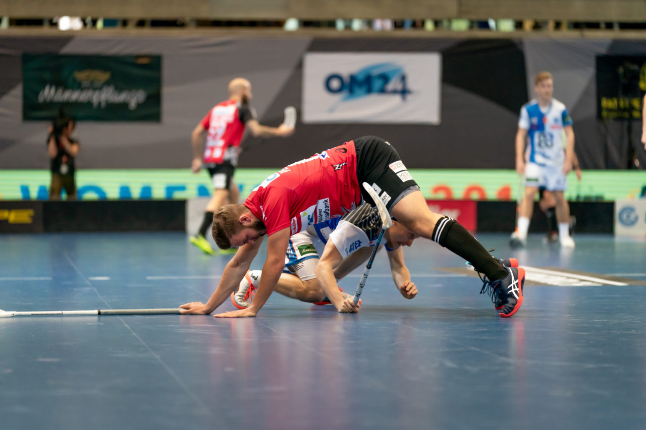 Saalsporthalle (Zürich), 22.04.2019, Unihockey Herren NLA 1/2-Final Spiel 7, GC Unihockey - Alligator Malans, Lukas Veltsmid (Nr. 64, Alligator Malans) macht die Brücke für Joël Rüegger (Nr. 95, GC Unihockey)

(Claudio Schwarz, unihockey-fotos.ch)

Copyright: Claudio Schwarz, unihockey-fotos.ch – Dieses Bild wurde durch swiss unihockey lizenziert und darf ausschliesslich auf den Online-Kanälen von swiss unihockey verwendet werden. Die redaktionelle oder kommerzielle Nutzung durch Dritte (Medien, Vereine, Unternehmen oder Privatpersonen) per Download von diesem flickr-Account ist ausgeschlossen. Das Bild kann bei Interesse via unihockey-fotos.ch kostenpflichtig lizenziert werden. unihockey-fotos.ch behält sich vor, fehlbaren Medien, Vereinen, Unternehmen oder Privatpersonen Bilder mit einem Zuschlag in Rechnung zu stellen.