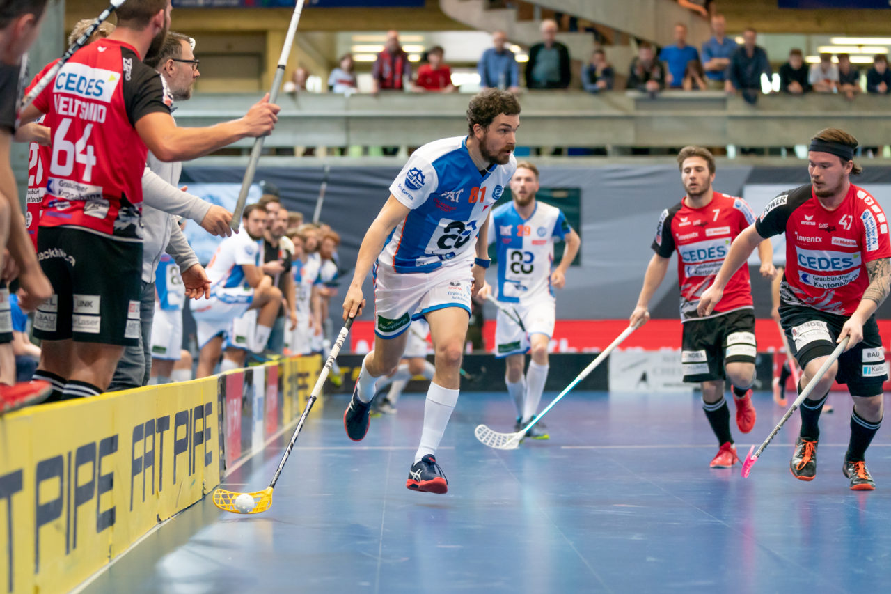 Saalsporthalle (Zürich), 22.04.2019, Unihockey Herren NLA 1/2-Final Spiel 7, GC Unihockey - Alligator Malans, Michael Zürcher (Nr. 81, GC Unihockey) am Ball

(Claudio Schwarz, unihockey-fotos.ch)

Copyright: Claudio Schwarz, unihockey-fotos.ch – Dieses Bild wurde durch swiss unihockey lizenziert und darf ausschliesslich auf den Online-Kanälen von swiss unihockey verwendet werden. Die redaktionelle oder kommerzielle Nutzung durch Dritte (Medien, Vereine, Unternehmen oder Privatpersonen) per Download von diesem flickr-Account ist ausgeschlossen. Das Bild kann bei Interesse via unihockey-fotos.ch kostenpflichtig lizenziert werden. unihockey-fotos.ch behält sich vor, fehlbaren Medien, Vereinen, Unternehmen oder Privatpersonen Bilder mit einem Zuschlag in Rechnung zu stellen.