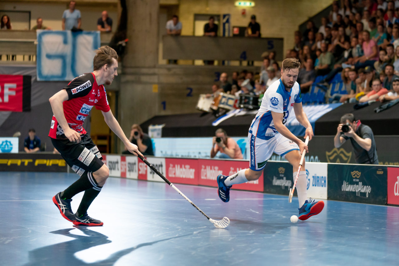 Saalsporthalle (Zürich), 22.04.2019, Unihockey Herren NLA 1/2-Final Spiel 7, GC Unihockey - Alligator Malans, Claudio Laely (Nr. 6, GC Unihockey) am Ball

(Claudio Schwarz, unihockey-fotos.ch)

Copyright: Claudio Schwarz, unihockey-fotos.ch – Dieses Bild wurde durch swiss unihockey lizenziert und darf ausschliesslich auf den Online-Kanälen von swiss unihockey verwendet werden. Die redaktionelle oder kommerzielle Nutzung durch Dritte (Medien, Vereine, Unternehmen oder Privatpersonen) per Download von diesem flickr-Account ist ausgeschlossen. Das Bild kann bei Interesse via unihockey-fotos.ch kostenpflichtig lizenziert werden. unihockey-fotos.ch behält sich vor, fehlbaren Medien, Vereinen, Unternehmen oder Privatpersonen Bilder mit einem Zuschlag in Rechnung zu stellen.