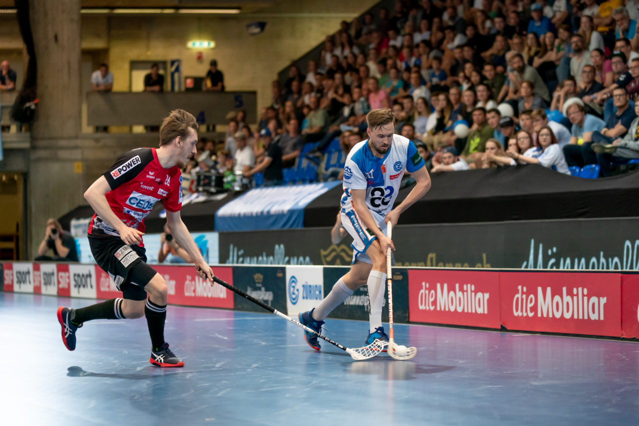 Saalsporthalle (Zürich), 22.04.2019, Unihockey Herren NLA 1/2-Final Spiel 7, GC Unihockey - Alligator Malans, Claudio Laely (Nr. 6, GC Unihockey) spielt einen Backhandpass

(Claudio Schwarz, unihockey-fotos.ch)

Copyright: Claudio Schwarz, unihockey-fotos.ch – Dieses Bild wurde durch swiss unihockey lizenziert und darf ausschliesslich auf den Online-Kanälen von swiss unihockey verwendet werden. Die redaktionelle oder kommerzielle Nutzung durch Dritte (Medien, Vereine, Unternehmen oder Privatpersonen) per Download von diesem flickr-Account ist ausgeschlossen. Das Bild kann bei Interesse via unihockey-fotos.ch kostenpflichtig lizenziert werden. unihockey-fotos.ch behält sich vor, fehlbaren Medien, Vereinen, Unternehmen oder Privatpersonen Bilder mit einem Zuschlag in Rechnung zu stellen.