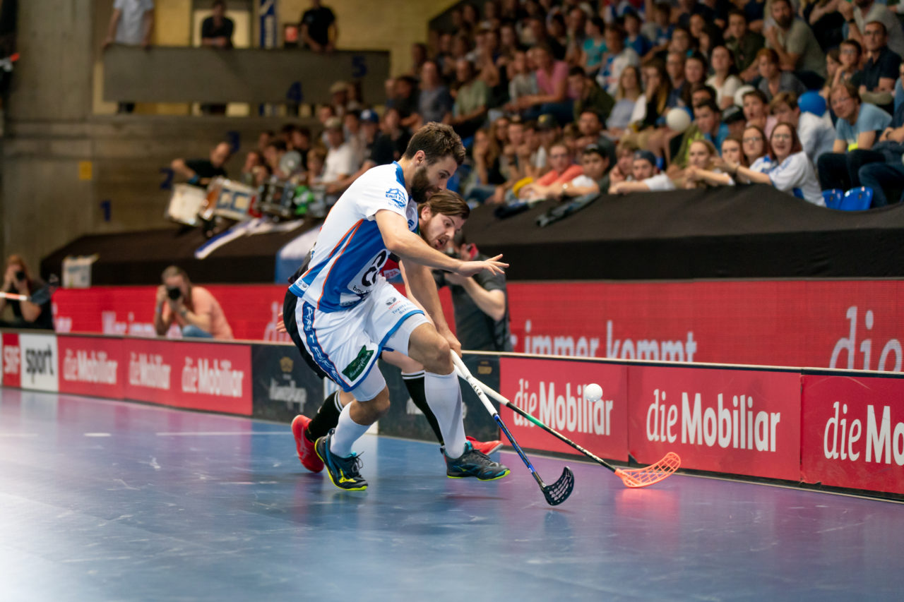 Saalsporthalle (Zürich), 22.04.2019, Unihockey Herren NLA 1/2-Final Spiel 7, GC Unihockey - Alligator Malans, Nicolas Berlinger (Nr. 10, GC Unihockey) im Zweikampf mit Dan Hartmann (Nr. 96, Alligator Malans)

(Claudio Schwarz, unihockey-fotos.ch)

Copyright: Claudio Schwarz, unihockey-fotos.ch – Dieses Bild wurde durch swiss unihockey lizenziert und darf ausschliesslich auf den Online-Kanälen von swiss unihockey verwendet werden. Die redaktionelle oder kommerzielle Nutzung durch Dritte (Medien, Vereine, Unternehmen oder Privatpersonen) per Download von diesem flickr-Account ist ausgeschlossen. Das Bild kann bei Interesse via unihockey-fotos.ch kostenpflichtig lizenziert werden. unihockey-fotos.ch behält sich vor, fehlbaren Medien, Vereinen, Unternehmen oder Privatpersonen Bilder mit einem Zuschlag in Rechnung zu stellen.