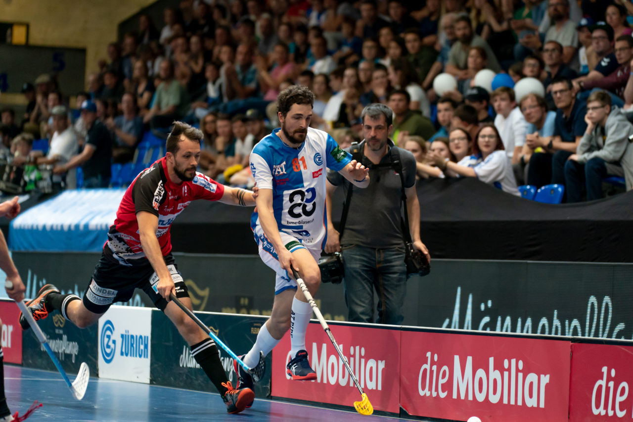 Saalsporthalle (Zürich), 22.04.2019, Unihockey Herren NLA 1/2-Final Spiel 7, GC Unihockey - Alligator Malans, Michael Zürcher (Nr. 81, GC Unihockey) jagt dem Ball nach

(Claudio Schwarz, unihockey-fotos.ch)

Copyright: Claudio Schwarz, unihockey-fotos.ch – Dieses Bild wurde durch swiss unihockey lizenziert und darf ausschliesslich auf den Online-Kanälen von swiss unihockey verwendet werden. Die redaktionelle oder kommerzielle Nutzung durch Dritte (Medien, Vereine, Unternehmen oder Privatpersonen) per Download von diesem flickr-Account ist ausgeschlossen. Das Bild kann bei Interesse via unihockey-fotos.ch kostenpflichtig lizenziert werden. unihockey-fotos.ch behält sich vor, fehlbaren Medien, Vereinen, Unternehmen oder Privatpersonen Bilder mit einem Zuschlag in Rechnung zu stellen.