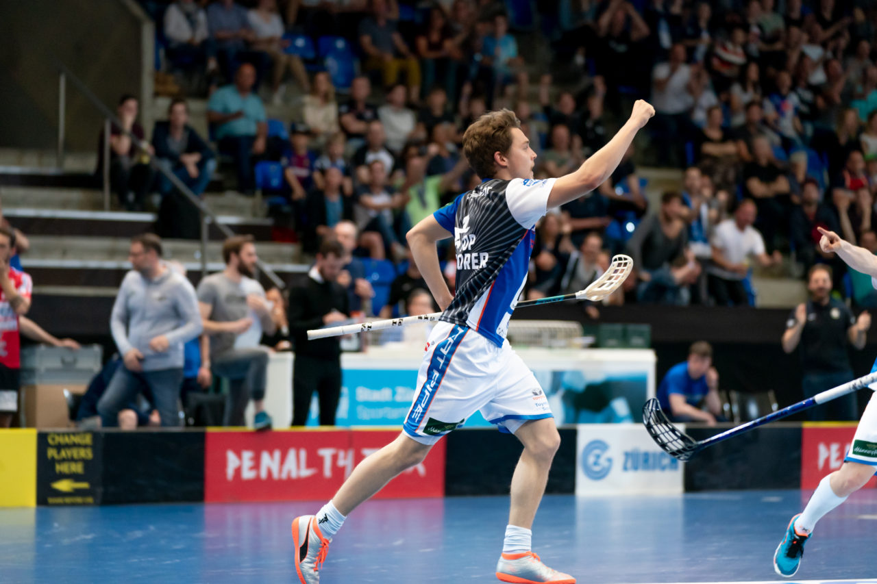 Saalsporthalle (Zürich), 22.04.2019, Unihockey Herren NLA 1/2-Final Spiel 7, GC Unihockey - Alligator Malans, Joël Rüegger (Nr. 95, GC Unihockey) bejubelt seinen Treffer

(Claudio Schwarz, unihockey-fotos.ch)

Copyright: Claudio Schwarz, unihockey-fotos.ch – Dieses Bild wurde durch swiss unihockey lizenziert und darf ausschliesslich auf den Online-Kanälen von swiss unihockey verwendet werden. Die redaktionelle oder kommerzielle Nutzung durch Dritte (Medien, Vereine, Unternehmen oder Privatpersonen) per Download von diesem flickr-Account ist ausgeschlossen. Das Bild kann bei Interesse via unihockey-fotos.ch kostenpflichtig lizenziert werden. unihockey-fotos.ch behält sich vor, fehlbaren Medien, Vereinen, Unternehmen oder Privatpersonen Bilder mit einem Zuschlag in Rechnung zu stellen.
