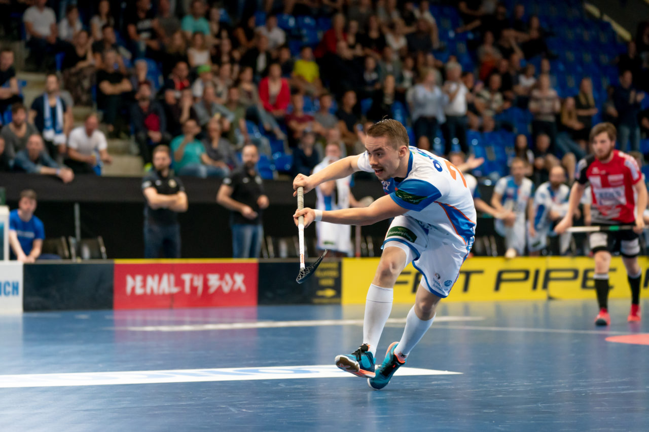 Saalsporthalle (Zürich), 22.04.2019, Unihockey Herren NLA 1/2-Final Spiel 7, GC Unihockey - Alligator Malans, Fabrice Göldi (Nr. 23, GC Unihockey) schiesst seinen 3. Treffer

(Claudio Schwarz, unihockey-fotos.ch)

Copyright: Claudio Schwarz, unihockey-fotos.ch – Dieses Bild wurde durch swiss unihockey lizenziert und darf ausschliesslich auf den Online-Kanälen von swiss unihockey verwendet werden. Die redaktionelle oder kommerzielle Nutzung durch Dritte (Medien, Vereine, Unternehmen oder Privatpersonen) per Download von diesem flickr-Account ist ausgeschlossen. Das Bild kann bei Interesse via unihockey-fotos.ch kostenpflichtig lizenziert werden. unihockey-fotos.ch behält sich vor, fehlbaren Medien, Vereinen, Unternehmen oder Privatpersonen Bilder mit einem Zuschlag in Rechnung zu stellen.