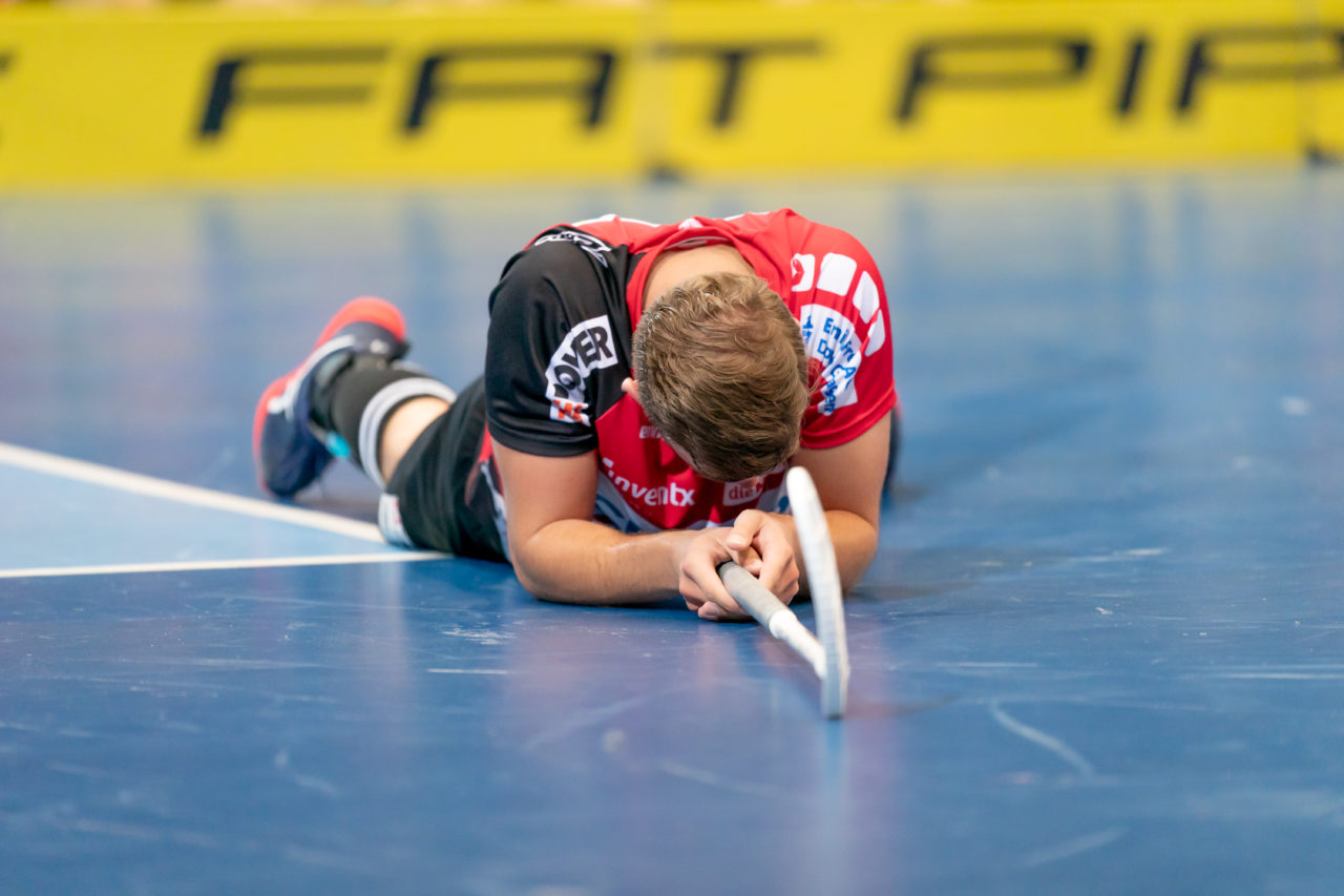 Saalsporthalle (Zürich), 22.04.2019, Unihockey Herren NLA 1/2-Final Spiel 7, GC Unihockey - Alligator Malans, Lukas Veltsmid (Nr. 64, Alligator Malans) am Boden 

(Claudio Schwarz, unihockey-fotos.ch)

Copyright: Claudio Schwarz, unihockey-fotos.ch – Dieses Bild wurde durch swiss unihockey lizenziert und darf ausschliesslich auf den Online-Kanälen von swiss unihockey verwendet werden. Die redaktionelle oder kommerzielle Nutzung durch Dritte (Medien, Vereine, Unternehmen oder Privatpersonen) per Download von diesem flickr-Account ist ausgeschlossen. Das Bild kann bei Interesse via unihockey-fotos.ch kostenpflichtig lizenziert werden. unihockey-fotos.ch behält sich vor, fehlbaren Medien, Vereinen, Unternehmen oder Privatpersonen Bilder mit einem Zuschlag in Rechnung zu stellen.