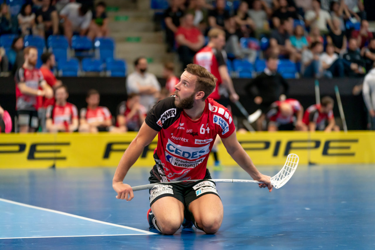 Saalsporthalle (Zürich), 22.04.2019, Unihockey Herren NLA 1/2-Final Spiel 7, GC Unihockey - Alligator Malans, Lukas Veltsmid (Nr. 64, Alligator Malans) schaut zur Matchuhr

(Claudio Schwarz, unihockey-fotos.ch)

Copyright: Claudio Schwarz, unihockey-fotos.ch – Dieses Bild wurde durch swiss unihockey lizenziert und darf ausschliesslich auf den Online-Kanälen von swiss unihockey verwendet werden. Die redaktionelle oder kommerzielle Nutzung durch Dritte (Medien, Vereine, Unternehmen oder Privatpersonen) per Download von diesem flickr-Account ist ausgeschlossen. Das Bild kann bei Interesse via unihockey-fotos.ch kostenpflichtig lizenziert werden. unihockey-fotos.ch behält sich vor, fehlbaren Medien, Vereinen, Unternehmen oder Privatpersonen Bilder mit einem Zuschlag in Rechnung zu stellen.