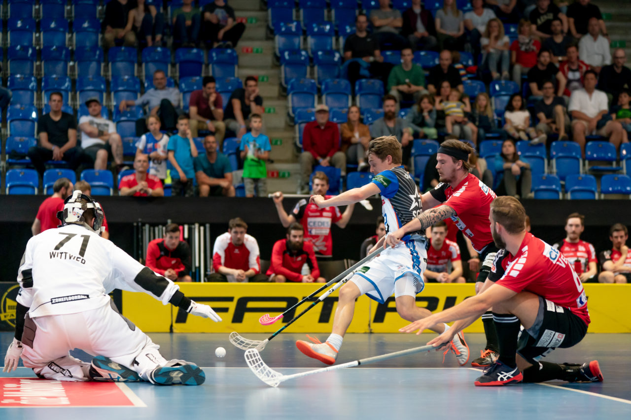 Saalsporthalle (Zürich), 22.04.2019, Unihockey Herren NLA 1/2-Final Spiel 7, GC Unihockey - Alligator Malans, Joël Rüegger (Nr. 95, GC Unihockey) wird von Kevin Berry (Nr. 47, Alligator Malans) gestört

(Claudio Schwarz, unihockey-fotos.ch)

Copyright: Claudio Schwarz, unihockey-fotos.ch – Dieses Bild wurde durch swiss unihockey lizenziert und darf ausschliesslich auf den Online-Kanälen von swiss unihockey verwendet werden. Die redaktionelle oder kommerzielle Nutzung durch Dritte (Medien, Vereine, Unternehmen oder Privatpersonen) per Download von diesem flickr-Account ist ausgeschlossen. Das Bild kann bei Interesse via unihockey-fotos.ch kostenpflichtig lizenziert werden. unihockey-fotos.ch behält sich vor, fehlbaren Medien, Vereinen, Unternehmen oder Privatpersonen Bilder mit einem Zuschlag in Rechnung zu stellen.