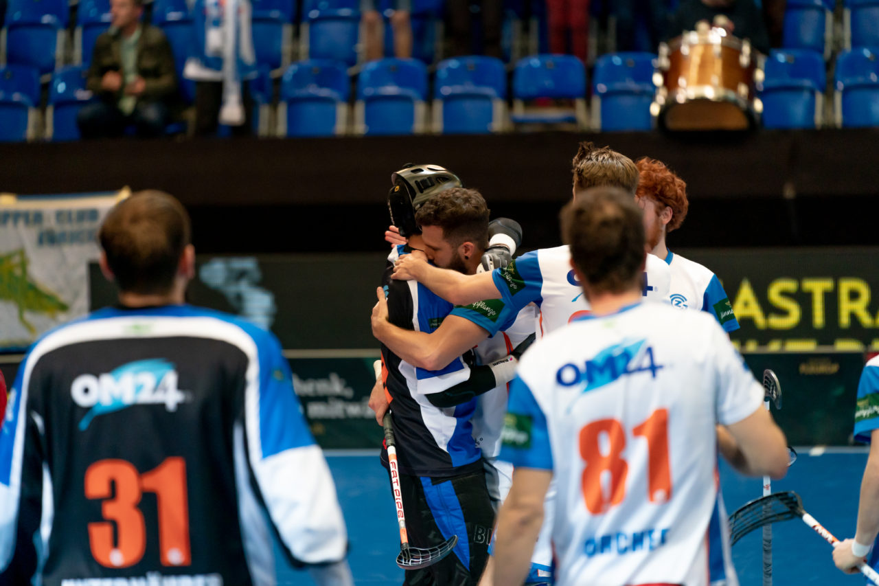 Saalsporthalle (Zürich), 22.04.2019, Unihockey Herren NLA 1/2-Final Spiel 7, GC Unihockey - Alligator Malans, GC jubelt über den Superfinal-Einzug

(Claudio Schwarz, unihockey-fotos.ch)

Copyright: Claudio Schwarz, unihockey-fotos.ch – Dieses Bild wurde durch swiss unihockey lizenziert und darf ausschliesslich auf den Online-Kanälen von swiss unihockey verwendet werden. Die redaktionelle oder kommerzielle Nutzung durch Dritte (Medien, Vereine, Unternehmen oder Privatpersonen) per Download von diesem flickr-Account ist ausgeschlossen. Das Bild kann bei Interesse via unihockey-fotos.ch kostenpflichtig lizenziert werden. unihockey-fotos.ch behält sich vor, fehlbaren Medien, Vereinen, Unternehmen oder Privatpersonen Bilder mit einem Zuschlag in Rechnung zu stellen.
