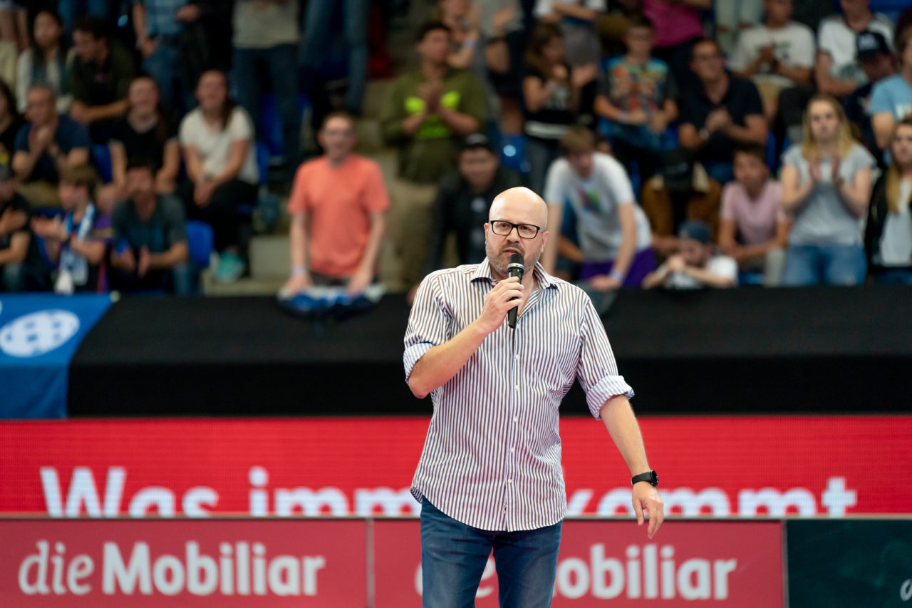 Saalsporthalle (Zürich), 22.04.2019, Unihockey Herren NLA 1/2-Final Spiel 7, GC Unihockey - Alligator Malans, Dario Pasquariello nach dem Spiel

(Claudio Schwarz, unihockey-fotos.ch)

Copyright: Claudio Schwarz, unihockey-fotos.ch – Dieses Bild wurde durch swiss unihockey lizenziert und darf ausschliesslich auf den Online-Kanälen von swiss unihockey verwendet werden. Die redaktionelle oder kommerzielle Nutzung durch Dritte (Medien, Vereine, Unternehmen oder Privatpersonen) per Download von diesem flickr-Account ist ausgeschlossen. Das Bild kann bei Interesse via unihockey-fotos.ch kostenpflichtig lizenziert werden. unihockey-fotos.ch behält sich vor, fehlbaren Medien, Vereinen, Unternehmen oder Privatpersonen Bilder mit einem Zuschlag in Rechnung zu stellen.