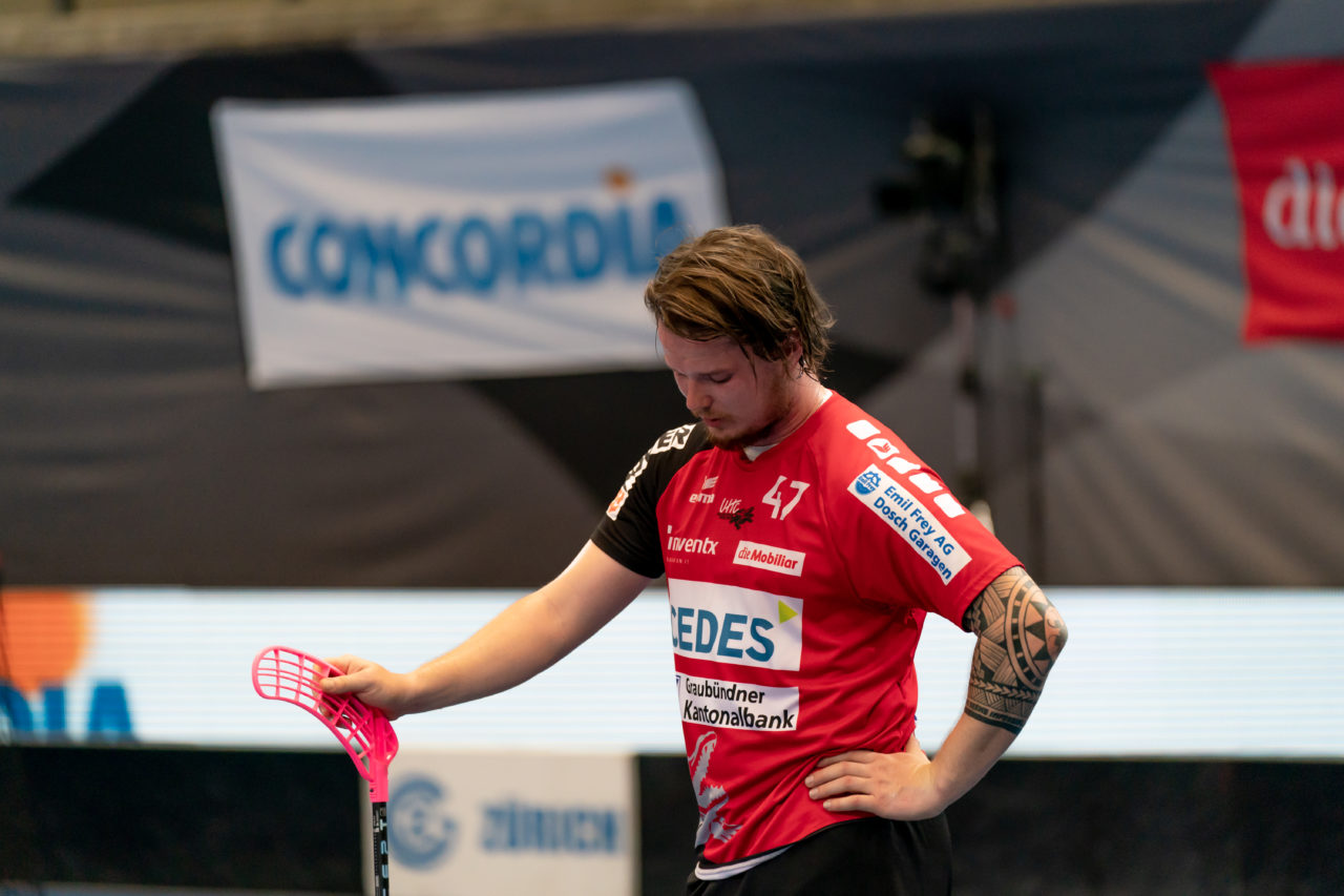 Saalsporthalle (Zürich), 22.04.2019, Unihockey Herren NLA 1/2-Final Spiel 7, GC Unihockey - Alligator Malans, Kevin Berry (Nr. 47, Alligator Malans) enttäuscht

(Claudio Schwarz, unihockey-fotos.ch)

Copyright: Claudio Schwarz, unihockey-fotos.ch – Dieses Bild wurde durch swiss unihockey lizenziert und darf ausschliesslich auf den Online-Kanälen von swiss unihockey verwendet werden. Die redaktionelle oder kommerzielle Nutzung durch Dritte (Medien, Vereine, Unternehmen oder Privatpersonen) per Download von diesem flickr-Account ist ausgeschlossen. Das Bild kann bei Interesse via unihockey-fotos.ch kostenpflichtig lizenziert werden. unihockey-fotos.ch behält sich vor, fehlbaren Medien, Vereinen, Unternehmen oder Privatpersonen Bilder mit einem Zuschlag in Rechnung zu stellen.