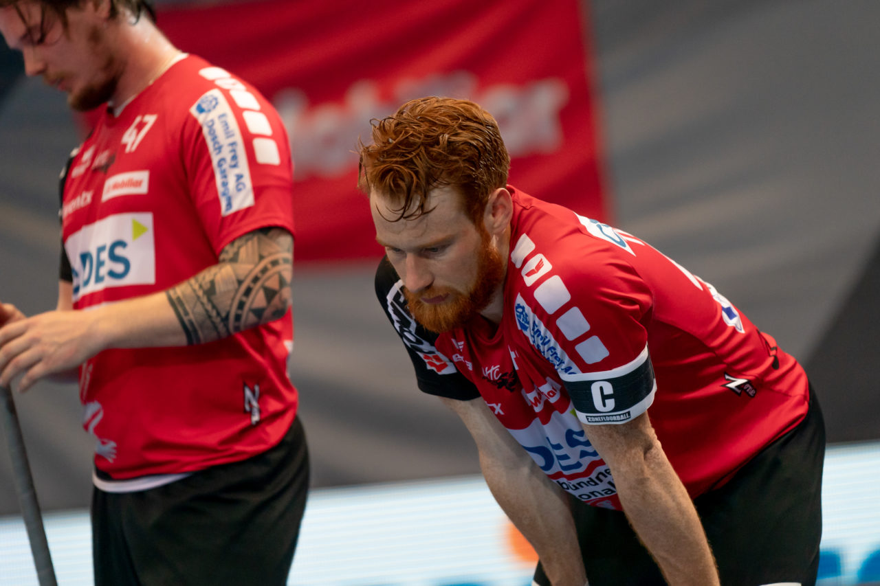 Saalsporthalle (Zürich), 22.04.2019, Unihockey Herren NLA 1/2-Final Spiel 7, GC Unihockey - Alligator Malans, Florian Tromm (Nr. 44, Alligator Malans) enttäuscht

(Claudio Schwarz, unihockey-fotos.ch)

Copyright: Claudio Schwarz, unihockey-fotos.ch – Dieses Bild wurde durch swiss unihockey lizenziert und darf ausschliesslich auf den Online-Kanälen von swiss unihockey verwendet werden. Die redaktionelle oder kommerzielle Nutzung durch Dritte (Medien, Vereine, Unternehmen oder Privatpersonen) per Download von diesem flickr-Account ist ausgeschlossen. Das Bild kann bei Interesse via unihockey-fotos.ch kostenpflichtig lizenziert werden. unihockey-fotos.ch behält sich vor, fehlbaren Medien, Vereinen, Unternehmen oder Privatpersonen Bilder mit einem Zuschlag in Rechnung zu stellen.