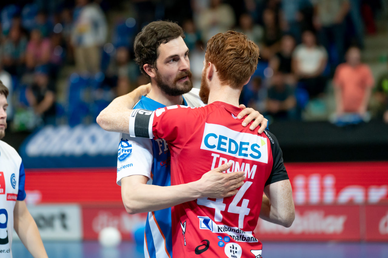 Saalsporthalle (Zürich), 22.04.2019, Unihockey Herren NLA 1/2-Final Spiel 7, GC Unihockey - Alligator Malans, Michael Zürcher (Nr. 81, GC Unihockey) und Florian Tromm (Nr. 44, Alligator Malans) umarmen sich

(Claudio Schwarz, unihockey-fotos.ch)

Copyright: Claudio Schwarz, unihockey-fotos.ch – Dieses Bild wurde durch swiss unihockey lizenziert und darf ausschliesslich auf den Online-Kanälen von swiss unihockey verwendet werden. Die redaktionelle oder kommerzielle Nutzung durch Dritte (Medien, Vereine, Unternehmen oder Privatpersonen) per Download von diesem flickr-Account ist ausgeschlossen. Das Bild kann bei Interesse via unihockey-fotos.ch kostenpflichtig lizenziert werden. unihockey-fotos.ch behält sich vor, fehlbaren Medien, Vereinen, Unternehmen oder Privatpersonen Bilder mit einem Zuschlag in Rechnung zu stellen.