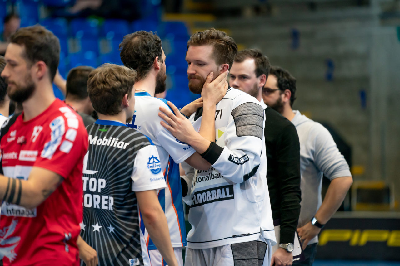 Saalsporthalle (Zürich), 22.04.2019, Unihockey Herren NLA 1/2-Final Spiel 7, GC Unihockey - Alligator Malans, Jonas Wittwer (Nr. 71, Alligator Malans) gratuliert Michael Zürcher (Nr. 81, GC Unihockey)

(Claudio Schwarz, unihockey-fotos.ch)

Copyright: Claudio Schwarz, unihockey-fotos.ch – Dieses Bild wurde durch swiss unihockey lizenziert und darf ausschliesslich auf den Online-Kanälen von swiss unihockey verwendet werden. Die redaktionelle oder kommerzielle Nutzung durch Dritte (Medien, Vereine, Unternehmen oder Privatpersonen) per Download von diesem flickr-Account ist ausgeschlossen. Das Bild kann bei Interesse via unihockey-fotos.ch kostenpflichtig lizenziert werden. unihockey-fotos.ch behält sich vor, fehlbaren Medien, Vereinen, Unternehmen oder Privatpersonen Bilder mit einem Zuschlag in Rechnung zu stellen.