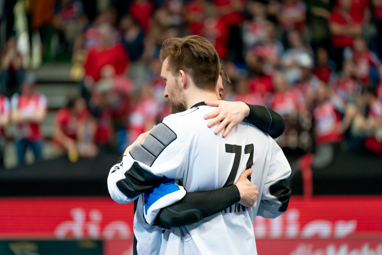 Saalsporthalle (Zürich), 22.04.2019, Unihockey Herren NLA 1/2-Final Spiel 7, GC Unihockey - Alligator Malans, Pascal Meier (Nr. 30, GC Unihockey) umarmt Jonas Wittwer (Nr. 71, Alligator Malans) 

(Claudio Schwarz, unihockey-fotos.ch)

Copyright: Claudio Schwarz, unihockey-fotos.ch – Dieses Bild wurde durch swiss unihockey lizenziert und darf ausschliesslich auf den Online-Kanälen von swiss unihockey verwendet werden. Die redaktionelle oder kommerzielle Nutzung durch Dritte (Medien, Vereine, Unternehmen oder Privatpersonen) per Download von diesem flickr-Account ist ausgeschlossen. Das Bild kann bei Interesse via unihockey-fotos.ch kostenpflichtig lizenziert werden. unihockey-fotos.ch behält sich vor, fehlbaren Medien, Vereinen, Unternehmen oder Privatpersonen Bilder mit einem Zuschlag in Rechnung zu stellen.