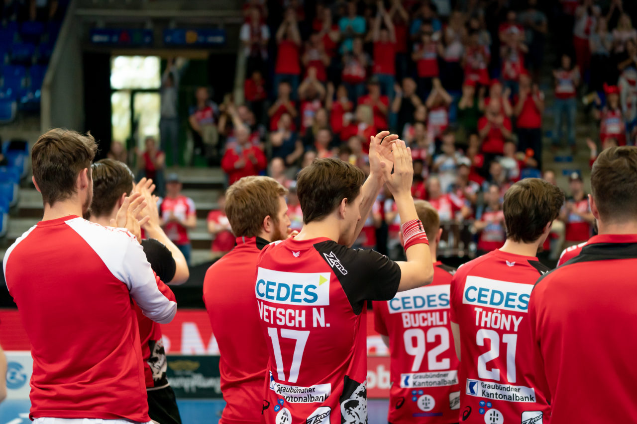 Saalsporthalle (Zürich), 22.04.2019, Unihockey Herren NLA 1/2-Final Spiel 7, GC Unihockey - Alligator Malans, Malans bedankt sich bei den Fans

(Claudio Schwarz, unihockey-fotos.ch)

Copyright: Claudio Schwarz, unihockey-fotos.ch – Dieses Bild wurde durch swiss unihockey lizenziert und darf ausschliesslich auf den Online-Kanälen von swiss unihockey verwendet werden. Die redaktionelle oder kommerzielle Nutzung durch Dritte (Medien, Vereine, Unternehmen oder Privatpersonen) per Download von diesem flickr-Account ist ausgeschlossen. Das Bild kann bei Interesse via unihockey-fotos.ch kostenpflichtig lizenziert werden. unihockey-fotos.ch behält sich vor, fehlbaren Medien, Vereinen, Unternehmen oder Privatpersonen Bilder mit einem Zuschlag in Rechnung zu stellen.