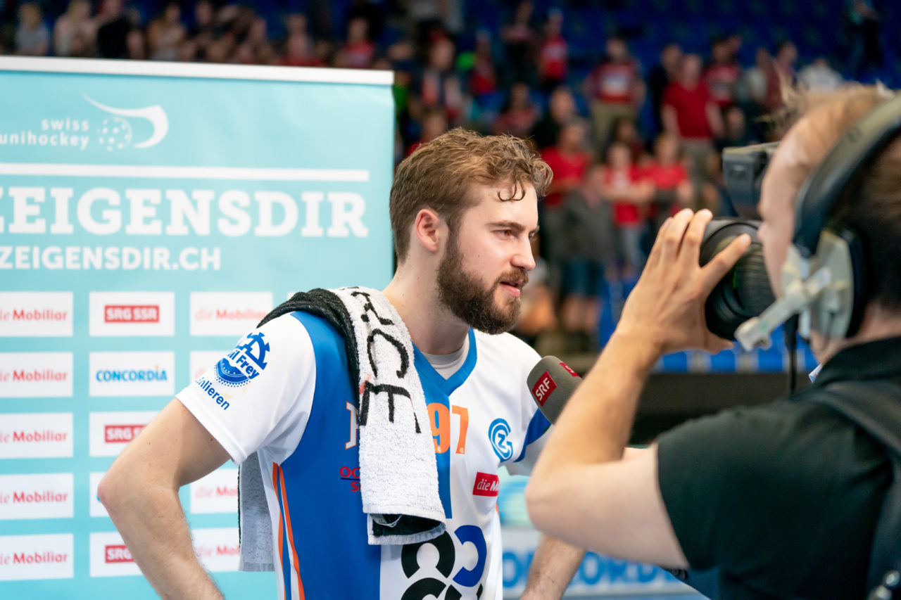 Saalsporthalle (Zürich), 22.04.2019, Unihockey Herren NLA 1/2-Final Spiel 7, GC Unihockey - Alligator Malans, Luca Graf (Nr. 97, GC Unihockey) beim Siegerinterview

(Claudio Schwarz, unihockey-fotos.ch)

Copyright: Claudio Schwarz, unihockey-fotos.ch – Dieses Bild wurde durch swiss unihockey lizenziert und darf ausschliesslich auf den Online-Kanälen von swiss unihockey verwendet werden. Die redaktionelle oder kommerzielle Nutzung durch Dritte (Medien, Vereine, Unternehmen oder Privatpersonen) per Download von diesem flickr-Account ist ausgeschlossen. Das Bild kann bei Interesse via unihockey-fotos.ch kostenpflichtig lizenziert werden. unihockey-fotos.ch behält sich vor, fehlbaren Medien, Vereinen, Unternehmen oder Privatpersonen Bilder mit einem Zuschlag in Rechnung zu stellen.