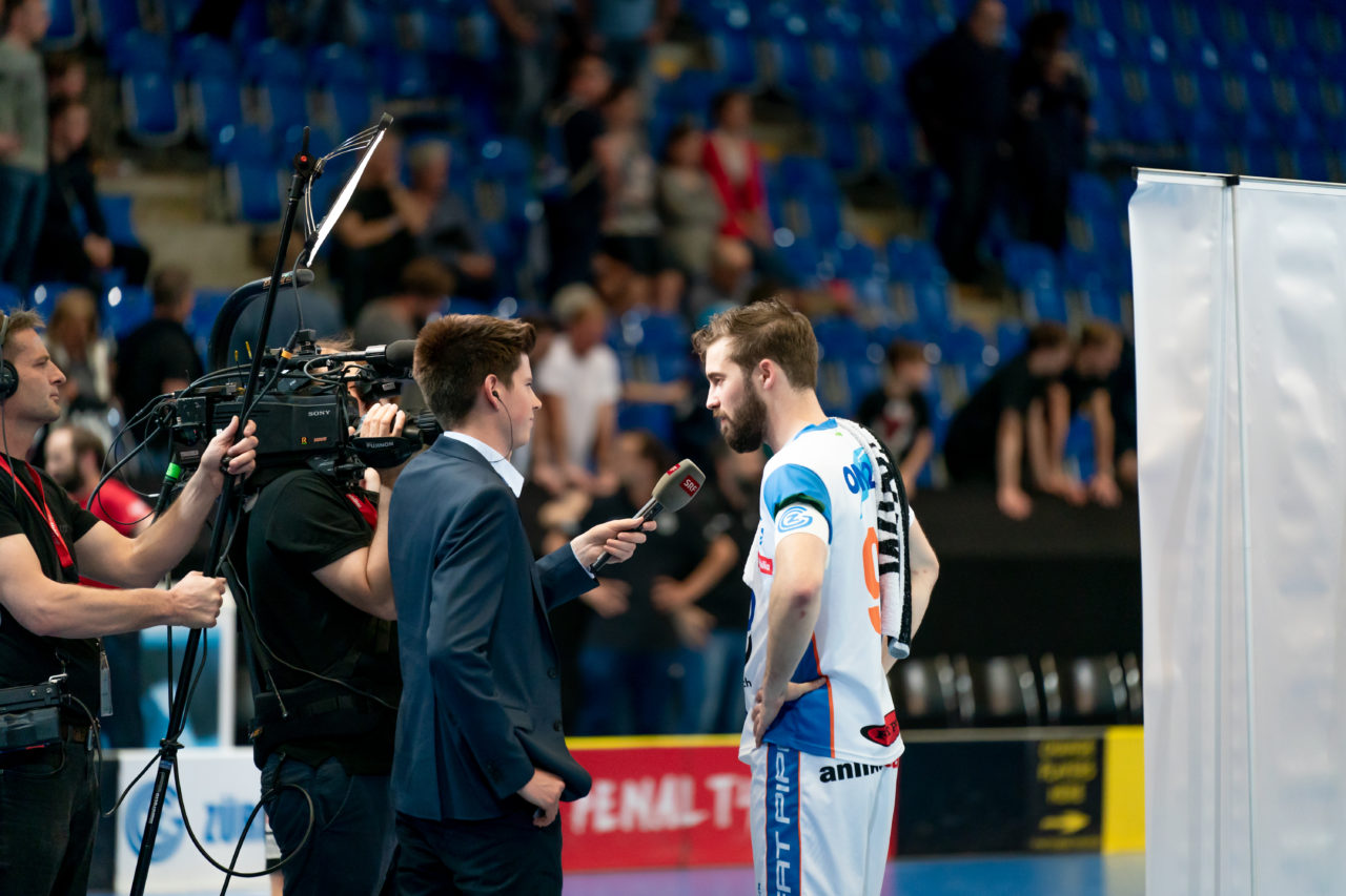 Saalsporthalle (Zürich), 22.04.2019, Unihockey Herren NLA 1/2-Final Spiel 7, GC Unihockey - Alligator Malans, Luca Graf (Nr. 97, GC Unihockey) beim Siegerinterview

(Claudio Schwarz, unihockey-fotos.ch)

Copyright: Claudio Schwarz, unihockey-fotos.ch – Dieses Bild wurde durch swiss unihockey lizenziert und darf ausschliesslich auf den Online-Kanälen von swiss unihockey verwendet werden. Die redaktionelle oder kommerzielle Nutzung durch Dritte (Medien, Vereine, Unternehmen oder Privatpersonen) per Download von diesem flickr-Account ist ausgeschlossen. Das Bild kann bei Interesse via unihockey-fotos.ch kostenpflichtig lizenziert werden. unihockey-fotos.ch behält sich vor, fehlbaren Medien, Vereinen, Unternehmen oder Privatpersonen Bilder mit einem Zuschlag in Rechnung zu stellen.