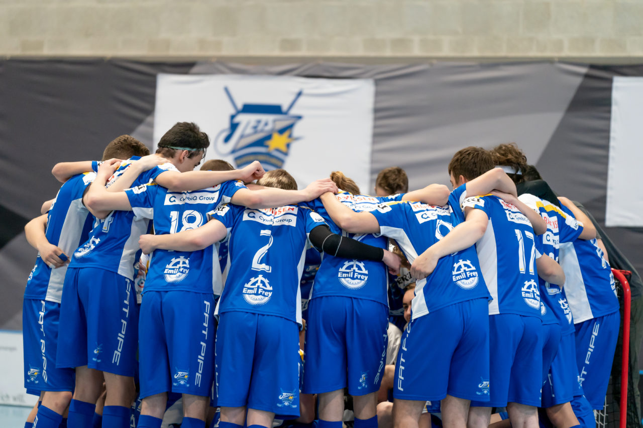 Ruebisbach (Kloten), 06.04.2019, Unihockey Junioren U18 B Auf-/Abstiegsspiele Spiel 4, Kloten-Dietlikon Jets - UHC Thun, die Jets beschwören sich vor dem Spiel ein

(Claudio Schwarz, unihockey-fotos.ch)

Copyright: Claudio Schwarz, unihockey-fotos.ch – Dieses Bild wurde durch swiss unihockey lizenziert und darf ausschliesslich auf den Online-Kanälen von swiss unihockey verwendet werden. Die redaktionelle oder kommerzielle Nutzung durch Dritte (Medien, Vereine, Unternehmen oder Privatpersonen) per Download von diesem flickr-Account ist ausgeschlossen. Das Bild kann bei Interesse via unihockey-fotos.ch kostenpflichtig lizenziert werden. unihockey-fotos.ch behält sich vor, fehlbaren Medien, Vereinen, Unternehmen oder Privatpersonen Bilder mit einem Zuschlag in Rechnung zu stellen.