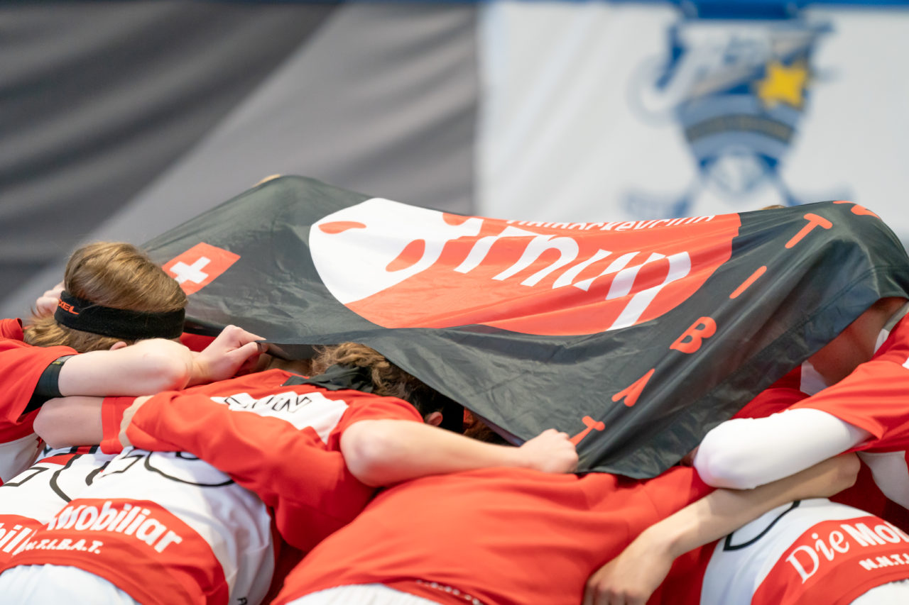 Ruebisbach (Kloten), 06.04.2019, Unihockey Junioren U18 B Auf-/Abstiegsspiele Spiel 4, Kloten-Dietlikon Jets - UHC Thun, der UHC Thun beschwört sich vor dem Spiel ein

(Claudio Schwarz, unihockey-fotos.ch)

Copyright: Claudio Schwarz, unihockey-fotos.ch – Dieses Bild wurde durch swiss unihockey lizenziert und darf ausschliesslich auf den Online-Kanälen von swiss unihockey verwendet werden. Die redaktionelle oder kommerzielle Nutzung durch Dritte (Medien, Vereine, Unternehmen oder Privatpersonen) per Download von diesem flickr-Account ist ausgeschlossen. Das Bild kann bei Interesse via unihockey-fotos.ch kostenpflichtig lizenziert werden. unihockey-fotos.ch behält sich vor, fehlbaren Medien, Vereinen, Unternehmen oder Privatpersonen Bilder mit einem Zuschlag in Rechnung zu stellen.