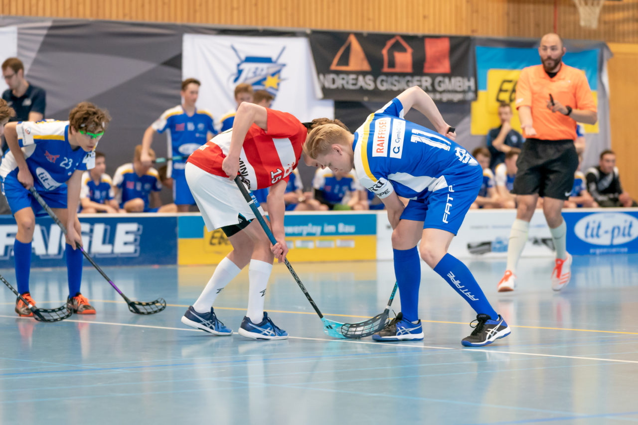 Ruebisbach (Kloten), 06.04.2019, Unihockey Junioren U18 B Auf-/Abstiegsspiele Spiel 4, Kloten-Dietlikon Jets - UHC Thun, Nick Christen (Nr. 11, Kloten-Dietlikon Jets) beim Anspiel gegen Enea Widmer (Nr. 15, UHC Thun)

(Claudio Schwarz, unihockey-fotos.ch)

Copyright: Claudio Schwarz, unihockey-fotos.ch – Dieses Bild wurde durch swiss unihockey lizenziert und darf ausschliesslich auf den Online-Kanälen von swiss unihockey verwendet werden. Die redaktionelle oder kommerzielle Nutzung durch Dritte (Medien, Vereine, Unternehmen oder Privatpersonen) per Download von diesem flickr-Account ist ausgeschlossen. Das Bild kann bei Interesse via unihockey-fotos.ch kostenpflichtig lizenziert werden. unihockey-fotos.ch behält sich vor, fehlbaren Medien, Vereinen, Unternehmen oder Privatpersonen Bilder mit einem Zuschlag in Rechnung zu stellen.