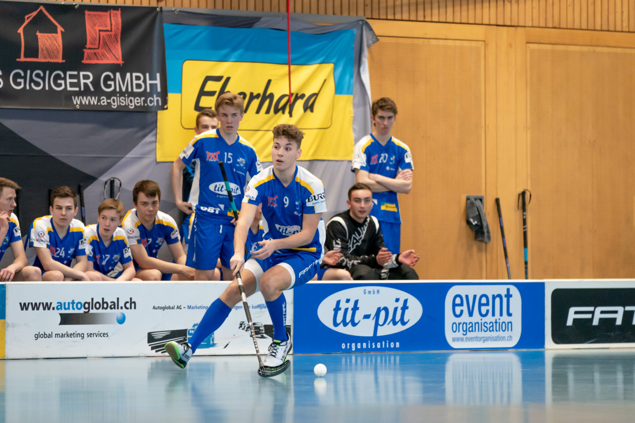 Ruebisbach (Kloten), 06.04.2019, Unihockey Junioren U18 B Auf-/Abstiegsspiele Spiel 4, Kloten-Dietlikon Jets - UHC Thun, Loris Alberini (Nr. 9, Kloten-Dietlikon Jets) am Ball

(Claudio Schwarz, unihockey-fotos.ch)

Copyright: Claudio Schwarz, unihockey-fotos.ch – Dieses Bild wurde durch swiss unihockey lizenziert und darf ausschliesslich auf den Online-Kanälen von swiss unihockey verwendet werden. Die redaktionelle oder kommerzielle Nutzung durch Dritte (Medien, Vereine, Unternehmen oder Privatpersonen) per Download von diesem flickr-Account ist ausgeschlossen. Das Bild kann bei Interesse via unihockey-fotos.ch kostenpflichtig lizenziert werden. unihockey-fotos.ch behält sich vor, fehlbaren Medien, Vereinen, Unternehmen oder Privatpersonen Bilder mit einem Zuschlag in Rechnung zu stellen.