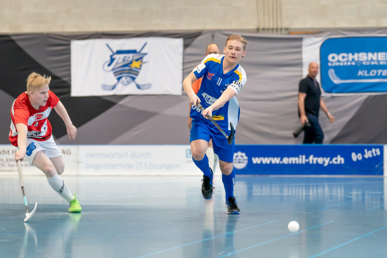 Ruebisbach (Kloten), 06.04.2019, Unihockey Junioren U18 B Auf-/Abstiegsspiele Spiel 4, Kloten-Dietlikon Jets - UHC Thun, Nick Christen (Nr. 11, Kloten-Dietlikon Jets) spielt einen Pass

(Claudio Schwarz, unihockey-fotos.ch)

Copyright: Claudio Schwarz, unihockey-fotos.ch – Dieses Bild wurde durch swiss unihockey lizenziert und darf ausschliesslich auf den Online-Kanälen von swiss unihockey verwendet werden. Die redaktionelle oder kommerzielle Nutzung durch Dritte (Medien, Vereine, Unternehmen oder Privatpersonen) per Download von diesem flickr-Account ist ausgeschlossen. Das Bild kann bei Interesse via unihockey-fotos.ch kostenpflichtig lizenziert werden. unihockey-fotos.ch behält sich vor, fehlbaren Medien, Vereinen, Unternehmen oder Privatpersonen Bilder mit einem Zuschlag in Rechnung zu stellen.