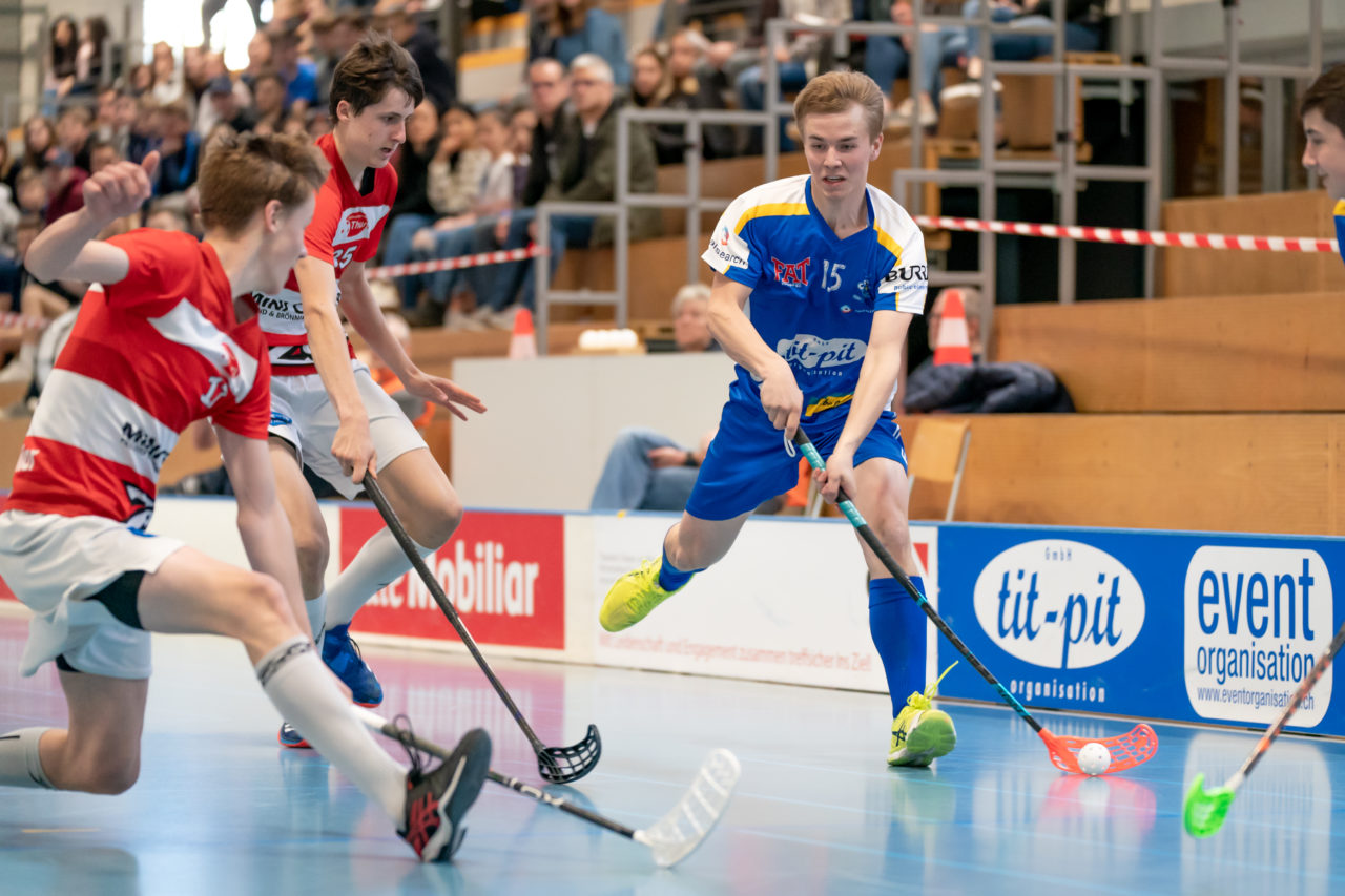 Ruebisbach (Kloten), 06.04.2019, Unihockey Junioren U18 B Auf-/Abstiegsspiele Spiel 4, Kloten-Dietlikon Jets - UHC Thun, Guy Häring (Nr. 15, Kloten-Dietlikon Jets) mit einem Abschlussversuch

(Claudio Schwarz, unihockey-fotos.ch)

Copyright: Claudio Schwarz, unihockey-fotos.ch – Dieses Bild wurde durch swiss unihockey lizenziert und darf ausschliesslich auf den Online-Kanälen von swiss unihockey verwendet werden. Die redaktionelle oder kommerzielle Nutzung durch Dritte (Medien, Vereine, Unternehmen oder Privatpersonen) per Download von diesem flickr-Account ist ausgeschlossen. Das Bild kann bei Interesse via unihockey-fotos.ch kostenpflichtig lizenziert werden. unihockey-fotos.ch behält sich vor, fehlbaren Medien, Vereinen, Unternehmen oder Privatpersonen Bilder mit einem Zuschlag in Rechnung zu stellen.