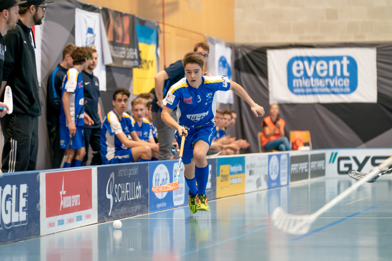 Ruebisbach (Kloten), 06.04.2019, Unihockey Junioren U18 B Auf-/Abstiegsspiele Spiel 4, Kloten-Dietlikon Jets - UHC Thun, Silvan Camenisch (Nr. 3, Kloten-Dietlikon Jets) rennt dem Ball hinterher

(Claudio Schwarz, unihockey-fotos.ch)

Copyright: Claudio Schwarz, unihockey-fotos.ch – Dieses Bild wurde durch swiss unihockey lizenziert und darf ausschliesslich auf den Online-Kanälen von swiss unihockey verwendet werden. Die redaktionelle oder kommerzielle Nutzung durch Dritte (Medien, Vereine, Unternehmen oder Privatpersonen) per Download von diesem flickr-Account ist ausgeschlossen. Das Bild kann bei Interesse via unihockey-fotos.ch kostenpflichtig lizenziert werden. unihockey-fotos.ch behält sich vor, fehlbaren Medien, Vereinen, Unternehmen oder Privatpersonen Bilder mit einem Zuschlag in Rechnung zu stellen.