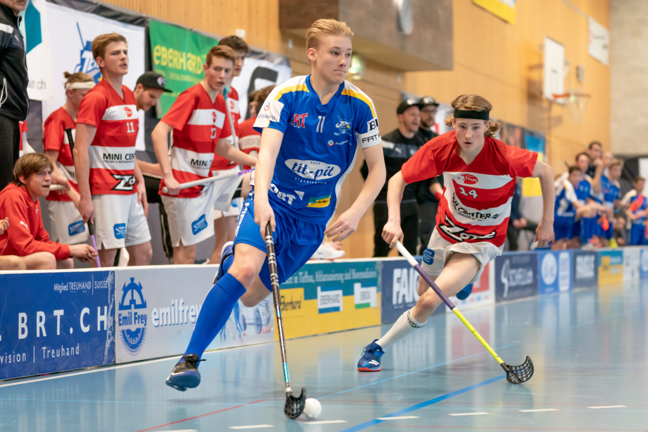Ruebisbach (Kloten), 06.04.2019, Unihockey Junioren U18 B Auf-/Abstiegsspiele Spiel 4, Kloten-Dietlikon Jets - UHC Thun, Nick Christen (Nr. 11, Kloten-Dietlikon Jets) am Ball

(Claudio Schwarz, unihockey-fotos.ch)

Copyright: Claudio Schwarz, unihockey-fotos.ch – Dieses Bild wurde durch swiss unihockey lizenziert und darf ausschliesslich auf den Online-Kanälen von swiss unihockey verwendet werden. Die redaktionelle oder kommerzielle Nutzung durch Dritte (Medien, Vereine, Unternehmen oder Privatpersonen) per Download von diesem flickr-Account ist ausgeschlossen. Das Bild kann bei Interesse via unihockey-fotos.ch kostenpflichtig lizenziert werden. unihockey-fotos.ch behält sich vor, fehlbaren Medien, Vereinen, Unternehmen oder Privatpersonen Bilder mit einem Zuschlag in Rechnung zu stellen.