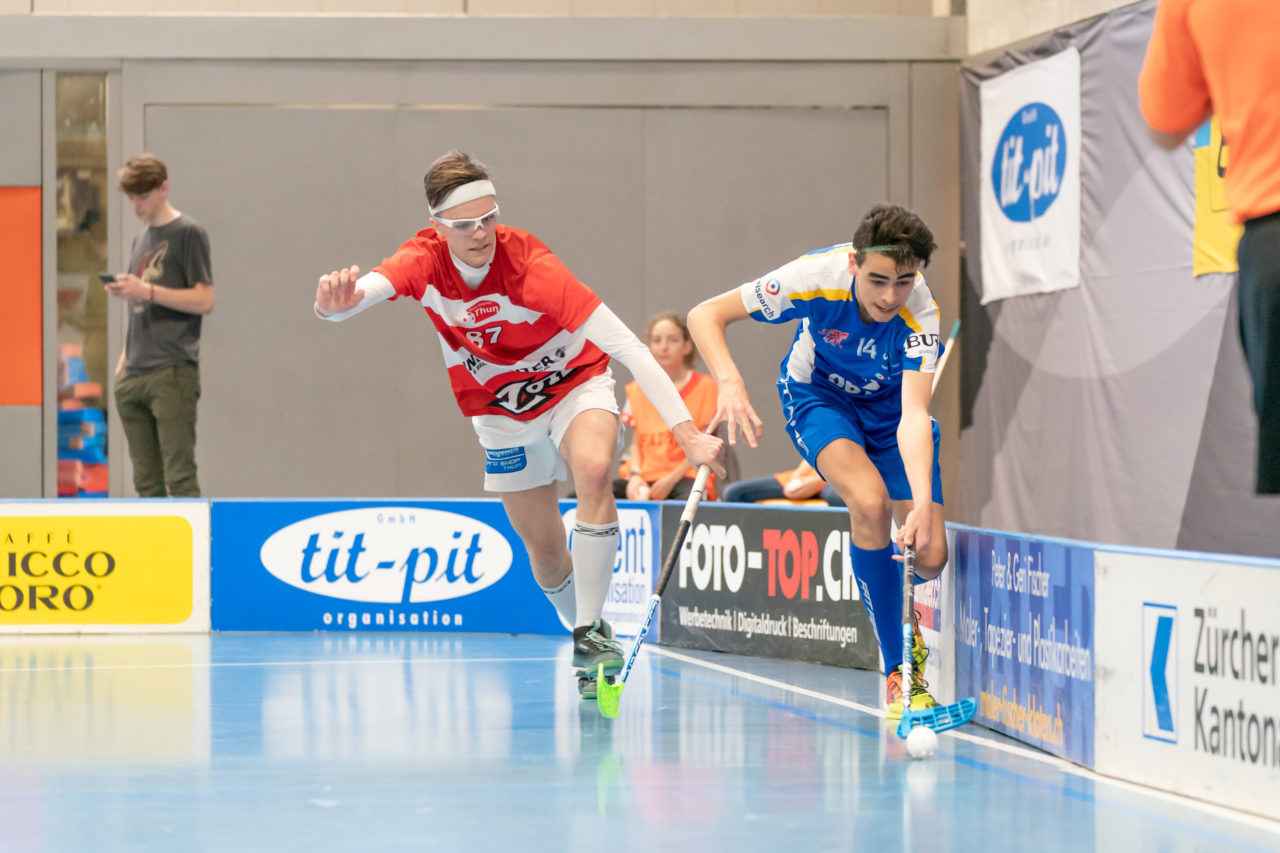 Ruebisbach (Kloten), 06.04.2019, Unihockey Junioren U18 B Auf-/Abstiegsspiele Spiel 4, Kloten-Dietlikon Jets - UHC Thun, Rodrigo Hitz (Nr. 14, Kloten-Dietlikon Jets) im Zweikampf mit Neil Fritsche (Nr. 87, UHC Thun)

(Claudio Schwarz, unihockey-fotos.ch)

Copyright: Claudio Schwarz, unihockey-fotos.ch – Dieses Bild wurde durch swiss unihockey lizenziert und darf ausschliesslich auf den Online-Kanälen von swiss unihockey verwendet werden. Die redaktionelle oder kommerzielle Nutzung durch Dritte (Medien, Vereine, Unternehmen oder Privatpersonen) per Download von diesem flickr-Account ist ausgeschlossen. Das Bild kann bei Interesse via unihockey-fotos.ch kostenpflichtig lizenziert werden. unihockey-fotos.ch behält sich vor, fehlbaren Medien, Vereinen, Unternehmen oder Privatpersonen Bilder mit einem Zuschlag in Rechnung zu stellen.