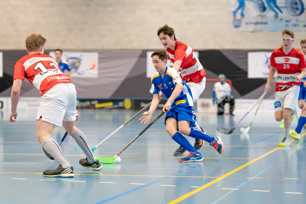 Ruebisbach (Kloten), 06.04.2019, Unihockey Junioren U18 B Auf-/Abstiegsspiele Spiel 4, Kloten-Dietlikon Jets - UHC Thun, Tim Zahner (Nr. 21, Kloten-Dietlikon Jets) am Ball

(Claudio Schwarz, unihockey-fotos.ch)

Copyright: Claudio Schwarz, unihockey-fotos.ch – Dieses Bild wurde durch swiss unihockey lizenziert und darf ausschliesslich auf den Online-Kanälen von swiss unihockey verwendet werden. Die redaktionelle oder kommerzielle Nutzung durch Dritte (Medien, Vereine, Unternehmen oder Privatpersonen) per Download von diesem flickr-Account ist ausgeschlossen. Das Bild kann bei Interesse via unihockey-fotos.ch kostenpflichtig lizenziert werden. unihockey-fotos.ch behält sich vor, fehlbaren Medien, Vereinen, Unternehmen oder Privatpersonen Bilder mit einem Zuschlag in Rechnung zu stellen.