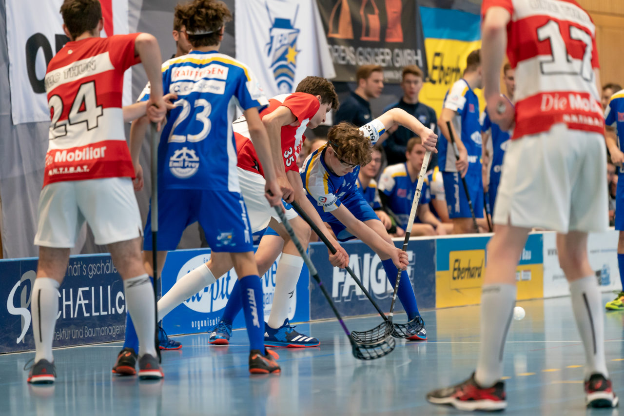 Ruebisbach (Kloten), 06.04.2019, Unihockey Junioren U18 B Auf-/Abstiegsspiele Spiel 4, Kloten-Dietlikon Jets - UHC Thun, Connor Swales (Nr. 19, Kloten-Dietlikon Jets) gewinnt das Bully

(Claudio Schwarz, unihockey-fotos.ch)

Copyright: Claudio Schwarz, unihockey-fotos.ch – Dieses Bild wurde durch swiss unihockey lizenziert und darf ausschliesslich auf den Online-Kanälen von swiss unihockey verwendet werden. Die redaktionelle oder kommerzielle Nutzung durch Dritte (Medien, Vereine, Unternehmen oder Privatpersonen) per Download von diesem flickr-Account ist ausgeschlossen. Das Bild kann bei Interesse via unihockey-fotos.ch kostenpflichtig lizenziert werden. unihockey-fotos.ch behält sich vor, fehlbaren Medien, Vereinen, Unternehmen oder Privatpersonen Bilder mit einem Zuschlag in Rechnung zu stellen.