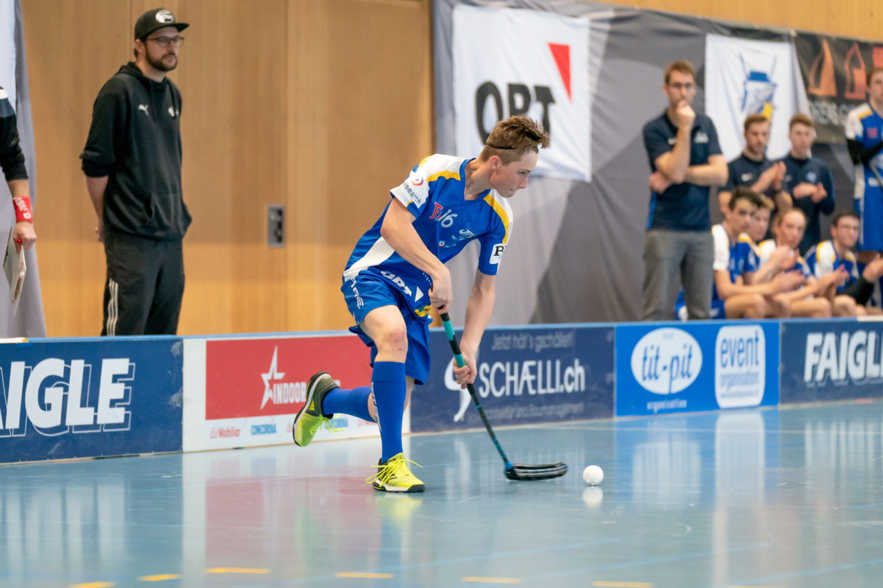 Ruebisbach (Kloten), 06.04.2019, Unihockey Junioren U18 B Auf-/Abstiegsspiele Spiel 4, Kloten-Dietlikon Jets - UHC Thun, Siro Zahner (Nr. 16, Kloten-Dietlikon Jets) mit einem Abschlussversuch

(Claudio Schwarz, unihockey-fotos.ch)

Copyright: Claudio Schwarz, unihockey-fotos.ch – Dieses Bild wurde durch swiss unihockey lizenziert und darf ausschliesslich auf den Online-Kanälen von swiss unihockey verwendet werden. Die redaktionelle oder kommerzielle Nutzung durch Dritte (Medien, Vereine, Unternehmen oder Privatpersonen) per Download von diesem flickr-Account ist ausgeschlossen. Das Bild kann bei Interesse via unihockey-fotos.ch kostenpflichtig lizenziert werden. unihockey-fotos.ch behält sich vor, fehlbaren Medien, Vereinen, Unternehmen oder Privatpersonen Bilder mit einem Zuschlag in Rechnung zu stellen.