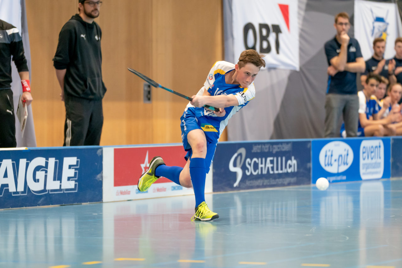 Ruebisbach (Kloten), 06.04.2019, Unihockey Junioren U18 B Auf-/Abstiegsspiele Spiel 4, Kloten-Dietlikon Jets - UHC Thun, Siro Zahner (Nr. 16, Kloten-Dietlikon Jets) mit einem Abschlussversuch

(Claudio Schwarz, unihockey-fotos.ch)

Copyright: Claudio Schwarz, unihockey-fotos.ch – Dieses Bild wurde durch swiss unihockey lizenziert und darf ausschliesslich auf den Online-Kanälen von swiss unihockey verwendet werden. Die redaktionelle oder kommerzielle Nutzung durch Dritte (Medien, Vereine, Unternehmen oder Privatpersonen) per Download von diesem flickr-Account ist ausgeschlossen. Das Bild kann bei Interesse via unihockey-fotos.ch kostenpflichtig lizenziert werden. unihockey-fotos.ch behält sich vor, fehlbaren Medien, Vereinen, Unternehmen oder Privatpersonen Bilder mit einem Zuschlag in Rechnung zu stellen.