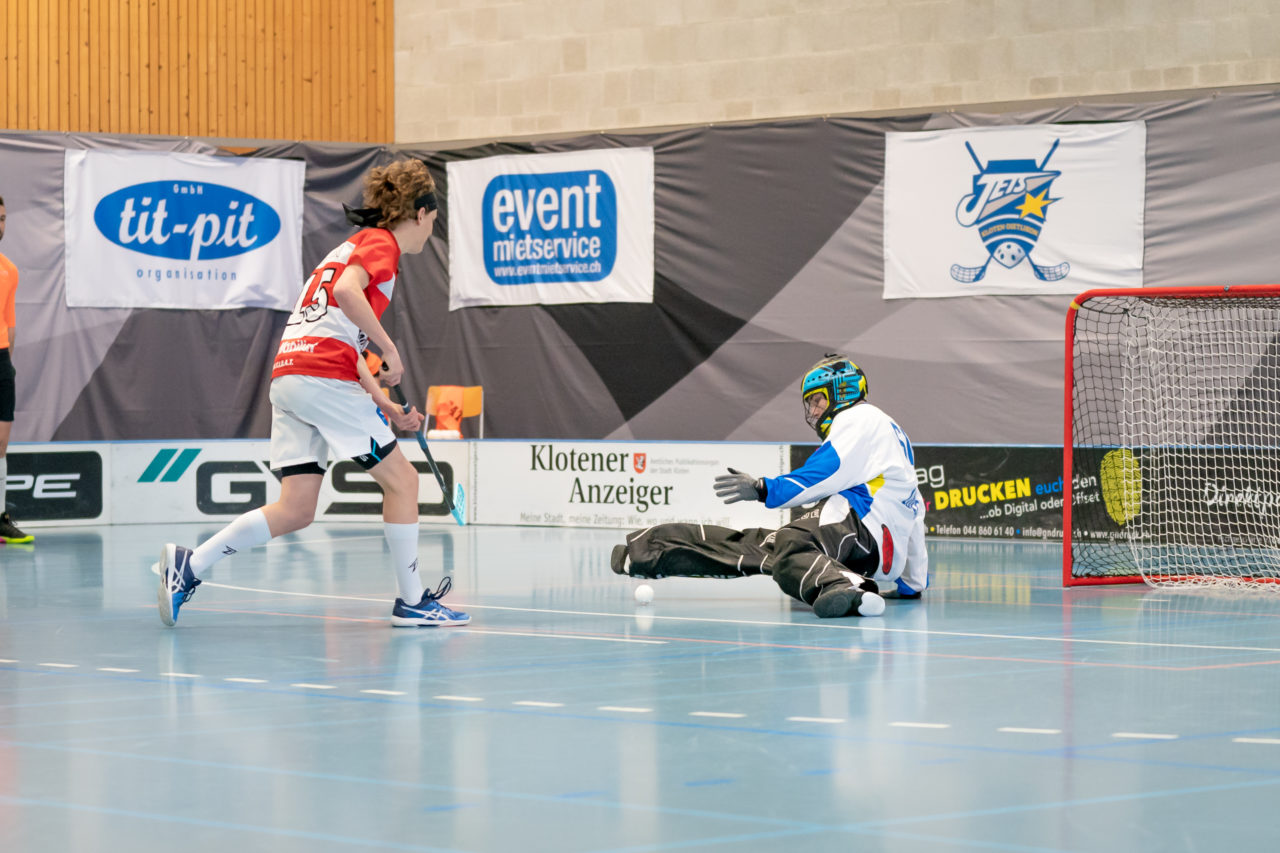 Ruebisbach (Kloten), 06.04.2019, Unihockey Junioren U18 B Auf-/Abstiegsspiele Spiel 4, Kloten-Dietlikon Jets - UHC Thun, Enea Widmer (Nr. 15, UHC Thun) vergibt den Penalty gegen Jonas Isler (Nr. 64, Kloten-Dietlikon Jets)

(Claudio Schwarz, unihockey-fotos.ch)

Copyright: Claudio Schwarz, unihockey-fotos.ch – Dieses Bild wurde durch swiss unihockey lizenziert und darf ausschliesslich auf den Online-Kanälen von swiss unihockey verwendet werden. Die redaktionelle oder kommerzielle Nutzung durch Dritte (Medien, Vereine, Unternehmen oder Privatpersonen) per Download von diesem flickr-Account ist ausgeschlossen. Das Bild kann bei Interesse via unihockey-fotos.ch kostenpflichtig lizenziert werden. unihockey-fotos.ch behält sich vor, fehlbaren Medien, Vereinen, Unternehmen oder Privatpersonen Bilder mit einem Zuschlag in Rechnung zu stellen.