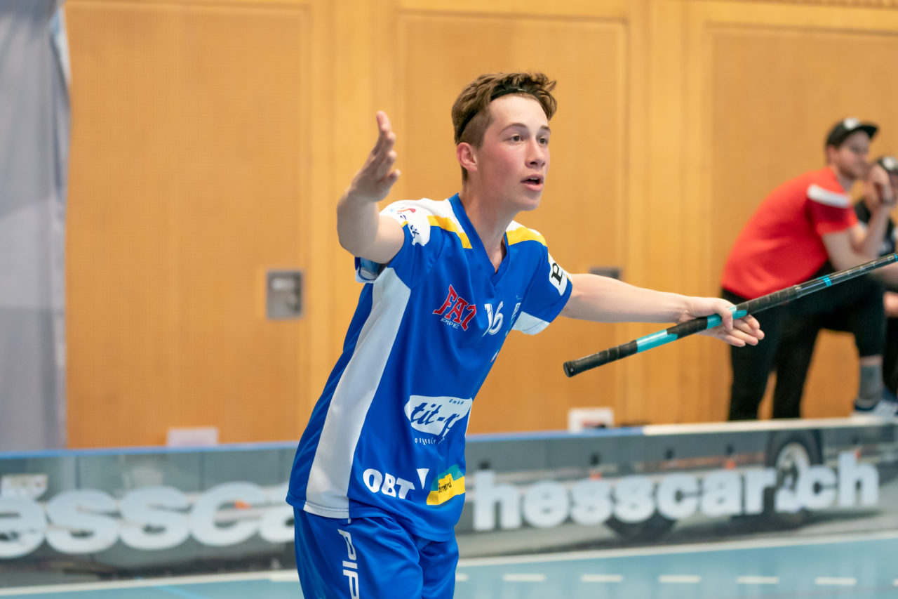 Ruebisbach (Kloten), 06.04.2019, Unihockey Junioren U18 B Auf-/Abstiegsspiele Spiel 4, Kloten-Dietlikon Jets - UHC Thun, Siro Zahner (Nr. 16, Kloten-Dietlikon Jets) kanns nicht fassen

(Claudio Schwarz, unihockey-fotos.ch)

Copyright: Claudio Schwarz, unihockey-fotos.ch – Dieses Bild wurde durch swiss unihockey lizenziert und darf ausschliesslich auf den Online-Kanälen von swiss unihockey verwendet werden. Die redaktionelle oder kommerzielle Nutzung durch Dritte (Medien, Vereine, Unternehmen oder Privatpersonen) per Download von diesem flickr-Account ist ausgeschlossen. Das Bild kann bei Interesse via unihockey-fotos.ch kostenpflichtig lizenziert werden. unihockey-fotos.ch behält sich vor, fehlbaren Medien, Vereinen, Unternehmen oder Privatpersonen Bilder mit einem Zuschlag in Rechnung zu stellen.
