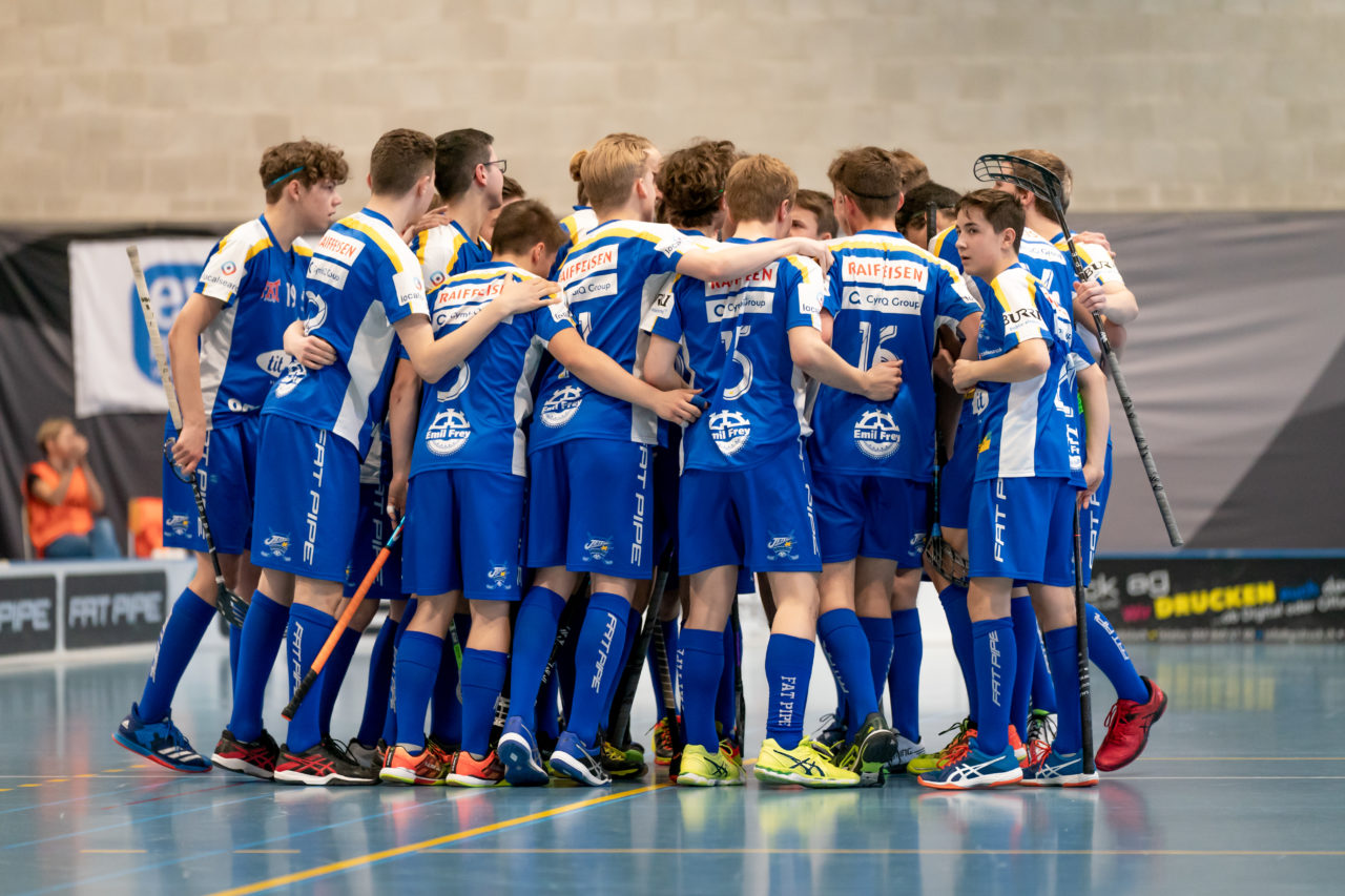 Ruebisbach (Kloten), 06.04.2019, Unihockey Junioren U18 B Auf-/Abstiegsspiele Spiel 4, Kloten-Dietlikon Jets - UHC Thun, Torjubel Jets

(Claudio Schwarz, unihockey-fotos.ch)

Copyright: Claudio Schwarz, unihockey-fotos.ch – Dieses Bild wurde durch swiss unihockey lizenziert und darf ausschliesslich auf den Online-Kanälen von swiss unihockey verwendet werden. Die redaktionelle oder kommerzielle Nutzung durch Dritte (Medien, Vereine, Unternehmen oder Privatpersonen) per Download von diesem flickr-Account ist ausgeschlossen. Das Bild kann bei Interesse via unihockey-fotos.ch kostenpflichtig lizenziert werden. unihockey-fotos.ch behält sich vor, fehlbaren Medien, Vereinen, Unternehmen oder Privatpersonen Bilder mit einem Zuschlag in Rechnung zu stellen.