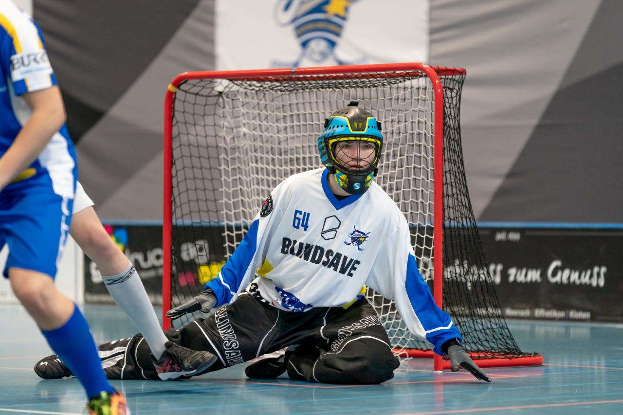 Ruebisbach (Kloten), 06.04.2019, Unihockey Junioren U18 B Auf-/Abstiegsspiele Spiel 4, Kloten-Dietlikon Jets - UHC Thun, Jonas Isler (Nr. 64, Kloten-Dietlikon Jets) im Tor der Jets

(Claudio Schwarz, unihockey-fotos.ch)

Copyright: Claudio Schwarz, unihockey-fotos.ch – Dieses Bild wurde durch swiss unihockey lizenziert und darf ausschliesslich auf den Online-Kanälen von swiss unihockey verwendet werden. Die redaktionelle oder kommerzielle Nutzung durch Dritte (Medien, Vereine, Unternehmen oder Privatpersonen) per Download von diesem flickr-Account ist ausgeschlossen. Das Bild kann bei Interesse via unihockey-fotos.ch kostenpflichtig lizenziert werden. unihockey-fotos.ch behält sich vor, fehlbaren Medien, Vereinen, Unternehmen oder Privatpersonen Bilder mit einem Zuschlag in Rechnung zu stellen.