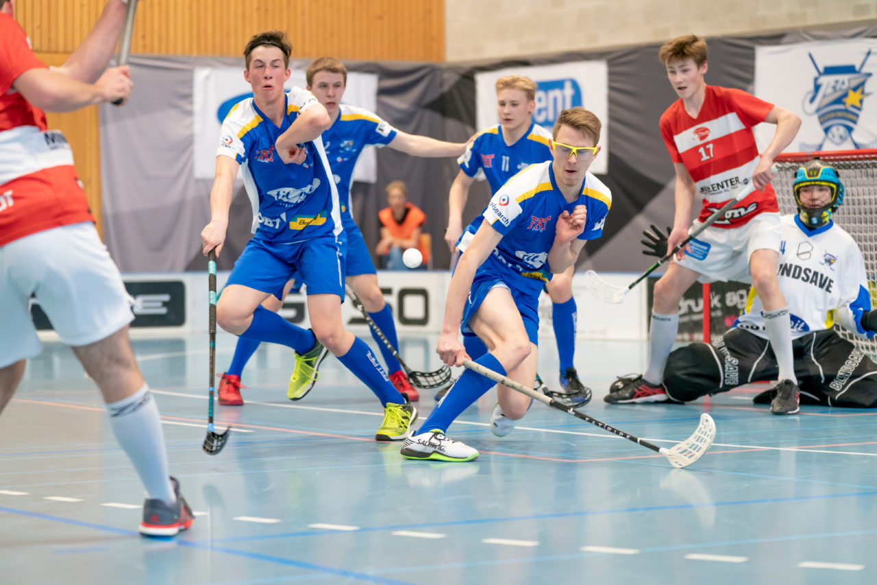 Ruebisbach (Kloten), 06.04.2019, Unihockey Junioren U18 B Auf-/Abstiegsspiele Spiel 4, Kloten-Dietlikon Jets - UHC Thun, Martin Sauter (Nr. 18, Kloten-Dietlikon Jets) blockt einen Schuss

(Claudio Schwarz, unihockey-fotos.ch)

Copyright: Claudio Schwarz, unihockey-fotos.ch – Dieses Bild wurde durch swiss unihockey lizenziert und darf ausschliesslich auf den Online-Kanälen von swiss unihockey verwendet werden. Die redaktionelle oder kommerzielle Nutzung durch Dritte (Medien, Vereine, Unternehmen oder Privatpersonen) per Download von diesem flickr-Account ist ausgeschlossen. Das Bild kann bei Interesse via unihockey-fotos.ch kostenpflichtig lizenziert werden. unihockey-fotos.ch behält sich vor, fehlbaren Medien, Vereinen, Unternehmen oder Privatpersonen Bilder mit einem Zuschlag in Rechnung zu stellen.