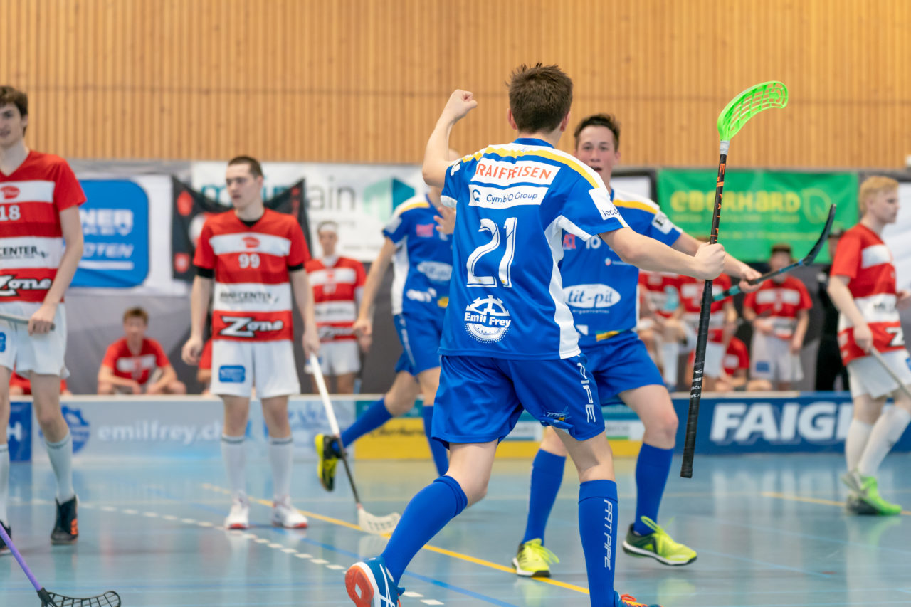 Ruebisbach (Kloten), 06.04.2019, Unihockey Junioren U18 B Auf-/Abstiegsspiele Spiel 4, Kloten-Dietlikon Jets - UHC Thun, Tim Zahner (Nr. 21, Kloten-Dietlikon Jets) bejubelt seinen Treffer

(Claudio Schwarz, unihockey-fotos.ch)

Copyright: Claudio Schwarz, unihockey-fotos.ch – Dieses Bild wurde durch swiss unihockey lizenziert und darf ausschliesslich auf den Online-Kanälen von swiss unihockey verwendet werden. Die redaktionelle oder kommerzielle Nutzung durch Dritte (Medien, Vereine, Unternehmen oder Privatpersonen) per Download von diesem flickr-Account ist ausgeschlossen. Das Bild kann bei Interesse via unihockey-fotos.ch kostenpflichtig lizenziert werden. unihockey-fotos.ch behält sich vor, fehlbaren Medien, Vereinen, Unternehmen oder Privatpersonen Bilder mit einem Zuschlag in Rechnung zu stellen.