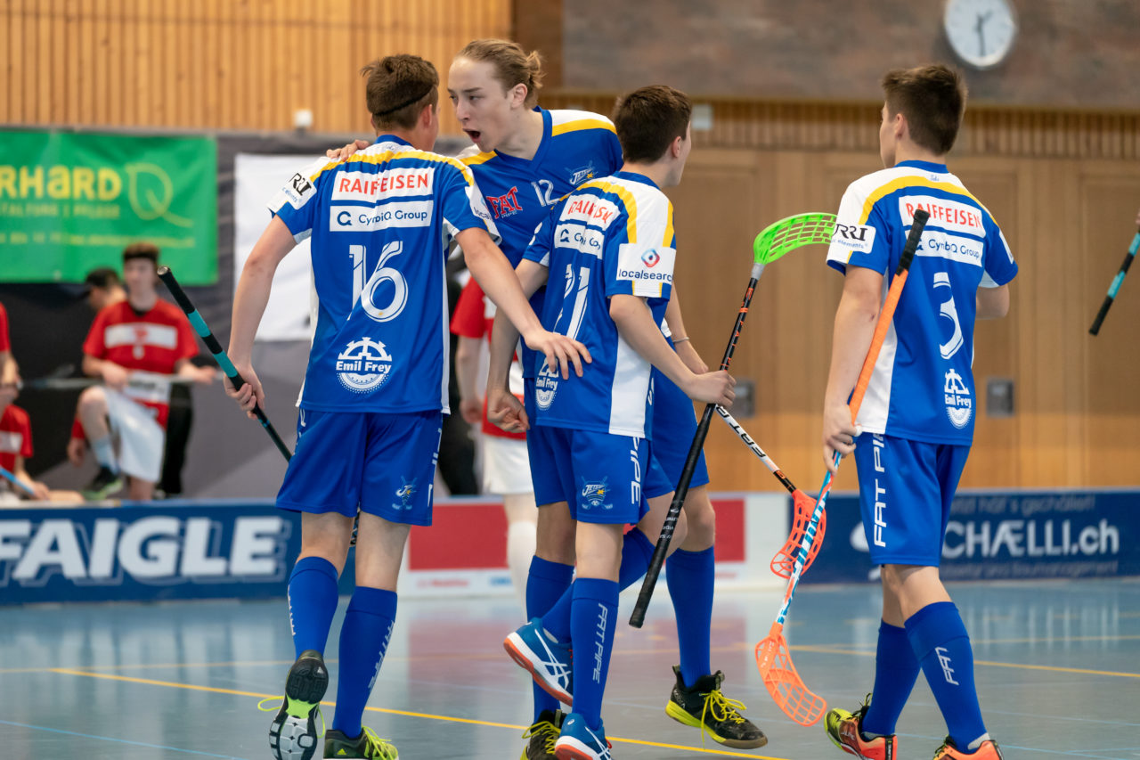 Ruebisbach (Kloten), 06.04.2019, Unihockey Junioren U18 B Auf-/Abstiegsspiele Spiel 4, Kloten-Dietlikon Jets - UHC Thun, Torjubel Jets

(Claudio Schwarz, unihockey-fotos.ch)

Copyright: Claudio Schwarz, unihockey-fotos.ch – Dieses Bild wurde durch swiss unihockey lizenziert und darf ausschliesslich auf den Online-Kanälen von swiss unihockey verwendet werden. Die redaktionelle oder kommerzielle Nutzung durch Dritte (Medien, Vereine, Unternehmen oder Privatpersonen) per Download von diesem flickr-Account ist ausgeschlossen. Das Bild kann bei Interesse via unihockey-fotos.ch kostenpflichtig lizenziert werden. unihockey-fotos.ch behält sich vor, fehlbaren Medien, Vereinen, Unternehmen oder Privatpersonen Bilder mit einem Zuschlag in Rechnung zu stellen.