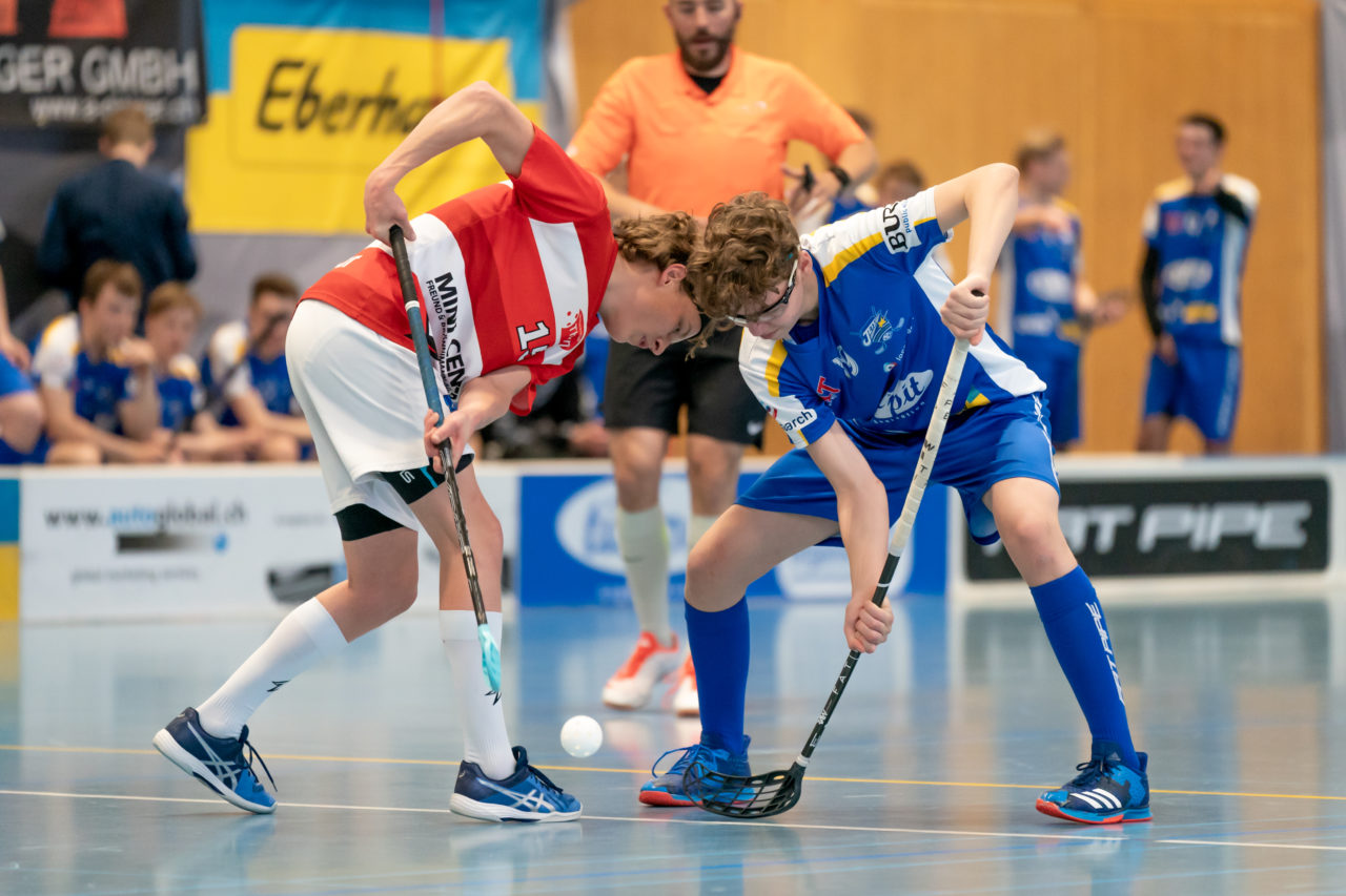 Ruebisbach (Kloten), 06.04.2019, Unihockey Junioren U18 B Auf-/Abstiegsspiele Spiel 4, Kloten-Dietlikon Jets - UHC Thun, Mike Rickenbacher (Nr. 23, Kloten-Dietlikon Jets) beim Bully gegen Enea Widmer (Nr. 15, UHC Thun)

(Claudio Schwarz, unihockey-fotos.ch)

Copyright: Claudio Schwarz, unihockey-fotos.ch – Dieses Bild wurde durch swiss unihockey lizenziert und darf ausschliesslich auf den Online-Kanälen von swiss unihockey verwendet werden. Die redaktionelle oder kommerzielle Nutzung durch Dritte (Medien, Vereine, Unternehmen oder Privatpersonen) per Download von diesem flickr-Account ist ausgeschlossen. Das Bild kann bei Interesse via unihockey-fotos.ch kostenpflichtig lizenziert werden. unihockey-fotos.ch behält sich vor, fehlbaren Medien, Vereinen, Unternehmen oder Privatpersonen Bilder mit einem Zuschlag in Rechnung zu stellen.