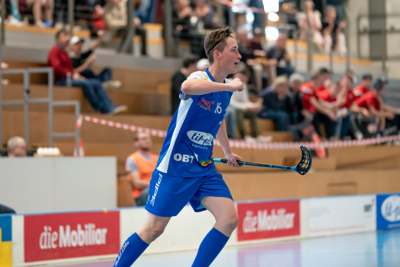 Ruebisbach (Kloten), 06.04.2019, Unihockey Junioren U18 B Auf-/Abstiegsspiele Spiel 4, Kloten-Dietlikon Jets - UHC Thun, Siro Zahner (Nr. 16, Kloten-Dietlikon Jets) bejubelt das 3:3

(Claudio Schwarz, unihockey-fotos.ch)

Copyright: Claudio Schwarz, unihockey-fotos.ch – Dieses Bild wurde durch swiss unihockey lizenziert und darf ausschliesslich auf den Online-Kanälen von swiss unihockey verwendet werden. Die redaktionelle oder kommerzielle Nutzung durch Dritte (Medien, Vereine, Unternehmen oder Privatpersonen) per Download von diesem flickr-Account ist ausgeschlossen. Das Bild kann bei Interesse via unihockey-fotos.ch kostenpflichtig lizenziert werden. unihockey-fotos.ch behält sich vor, fehlbaren Medien, Vereinen, Unternehmen oder Privatpersonen Bilder mit einem Zuschlag in Rechnung zu stellen.
