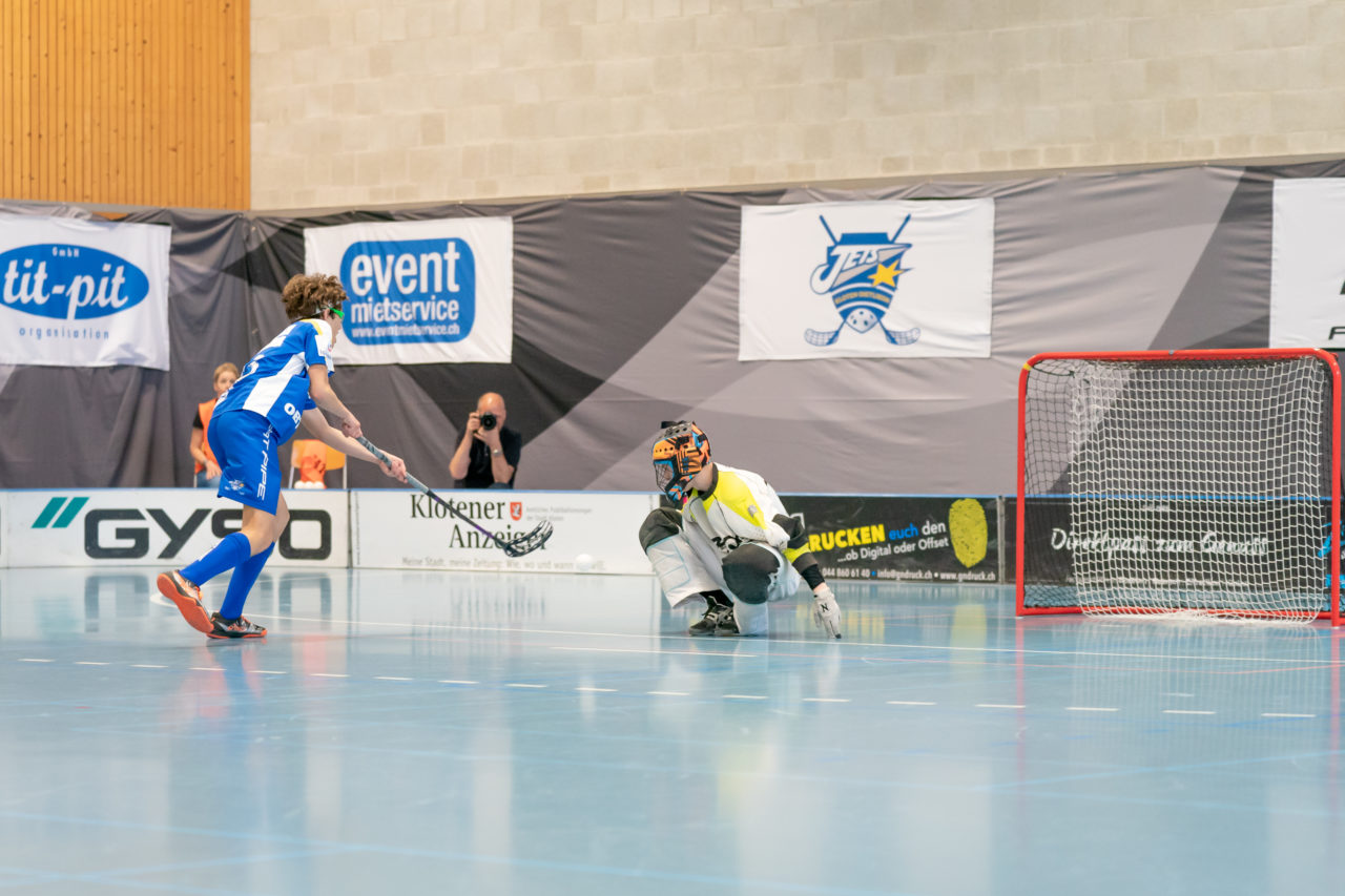 Ruebisbach (Kloten), 06.04.2019, Unihockey Junioren U18 B Auf-/Abstiegsspiele Spiel 4, Kloten-Dietlikon Jets - UHC Thun, Mike Rickenbacher (Nr. 23, Kloten-Dietlikon Jets) verschiesst gegen Nicola Sönnichsen (Nr. 74, UHC Thun)

(Claudio Schwarz, unihockey-fotos.ch)

Copyright: Claudio Schwarz, unihockey-fotos.ch – Dieses Bild wurde durch swiss unihockey lizenziert und darf ausschliesslich auf den Online-Kanälen von swiss unihockey verwendet werden. Die redaktionelle oder kommerzielle Nutzung durch Dritte (Medien, Vereine, Unternehmen oder Privatpersonen) per Download von diesem flickr-Account ist ausgeschlossen. Das Bild kann bei Interesse via unihockey-fotos.ch kostenpflichtig lizenziert werden. unihockey-fotos.ch behält sich vor, fehlbaren Medien, Vereinen, Unternehmen oder Privatpersonen Bilder mit einem Zuschlag in Rechnung zu stellen.