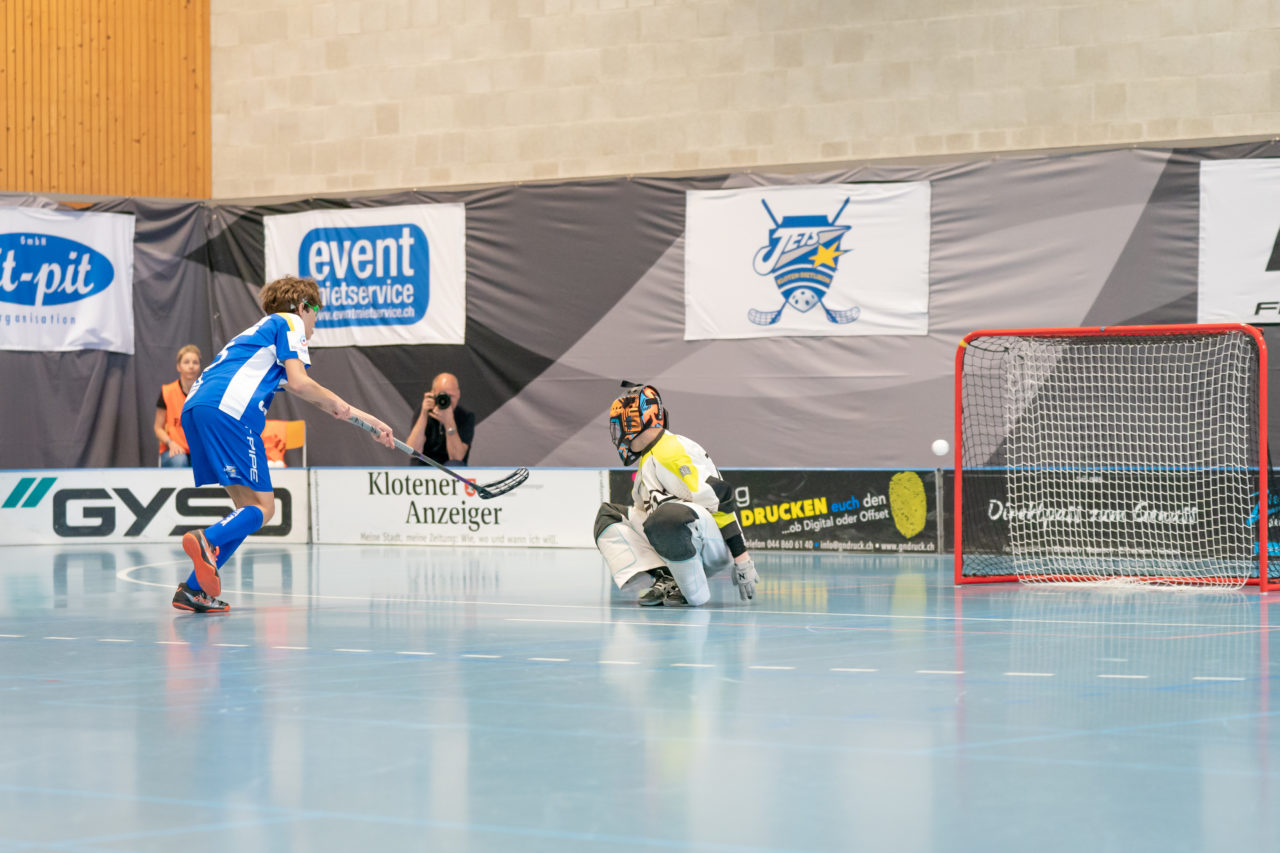 Ruebisbach (Kloten), 06.04.2019, Unihockey Junioren U18 B Auf-/Abstiegsspiele Spiel 4, Kloten-Dietlikon Jets - UHC Thun, Mike Rickenbacher (Nr. 23, Kloten-Dietlikon Jets) verschiesst gegen Nicola Sönnichsen (Nr. 74, UHC Thun)

(Claudio Schwarz, unihockey-fotos.ch)

Copyright: Claudio Schwarz, unihockey-fotos.ch – Dieses Bild wurde durch swiss unihockey lizenziert und darf ausschliesslich auf den Online-Kanälen von swiss unihockey verwendet werden. Die redaktionelle oder kommerzielle Nutzung durch Dritte (Medien, Vereine, Unternehmen oder Privatpersonen) per Download von diesem flickr-Account ist ausgeschlossen. Das Bild kann bei Interesse via unihockey-fotos.ch kostenpflichtig lizenziert werden. unihockey-fotos.ch behält sich vor, fehlbaren Medien, Vereinen, Unternehmen oder Privatpersonen Bilder mit einem Zuschlag in Rechnung zu stellen.