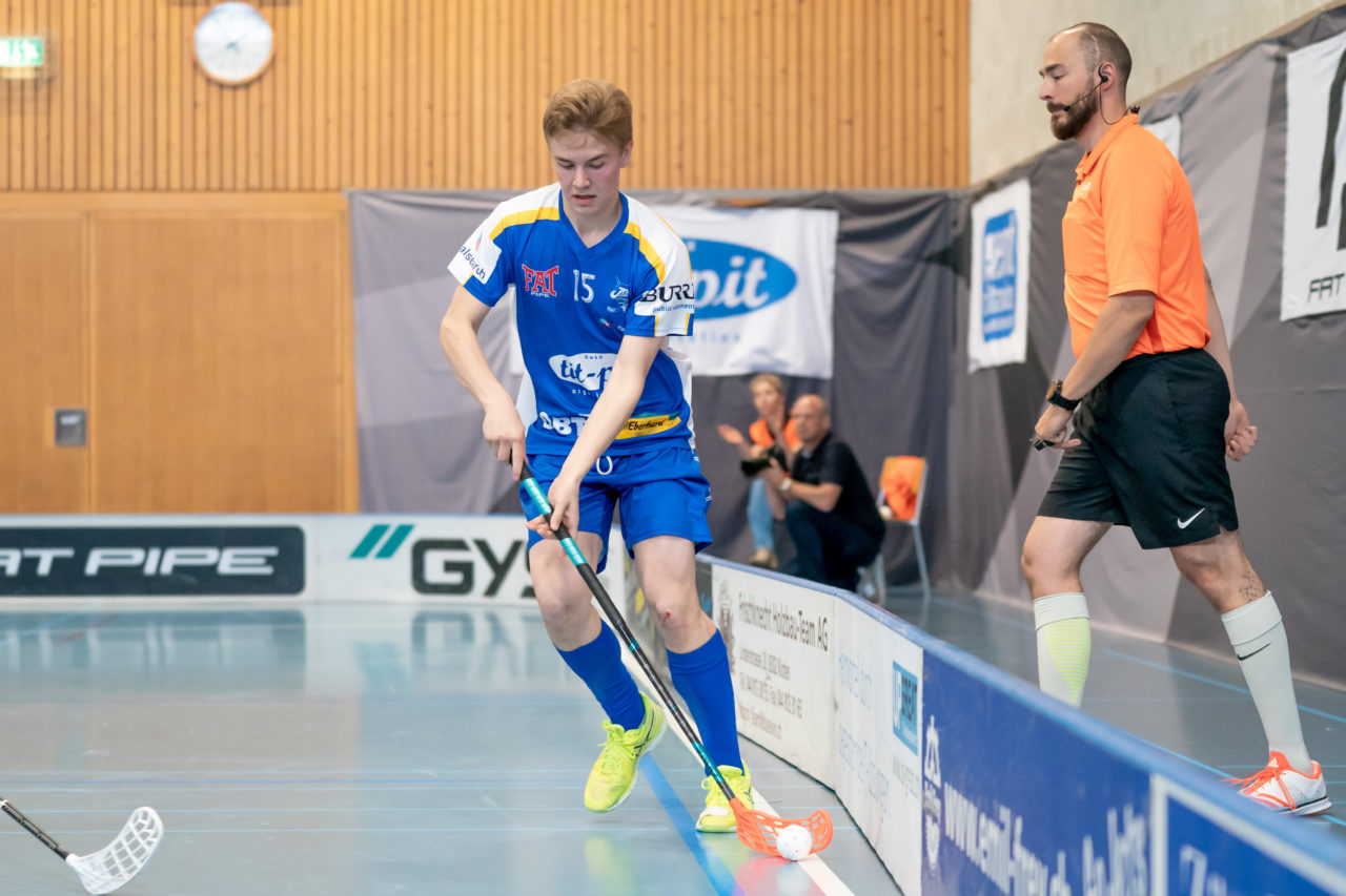 Ruebisbach (Kloten), 06.04.2019, Unihockey Junioren U18 B Auf-/Abstiegsspiele Spiel 4, Kloten-Dietlikon Jets - UHC Thun, Guy Häring (Nr. 15, Kloten-Dietlikon Jets) am Ball

(Claudio Schwarz, unihockey-fotos.ch)

Copyright: Claudio Schwarz, unihockey-fotos.ch – Dieses Bild wurde durch swiss unihockey lizenziert und darf ausschliesslich auf den Online-Kanälen von swiss unihockey verwendet werden. Die redaktionelle oder kommerzielle Nutzung durch Dritte (Medien, Vereine, Unternehmen oder Privatpersonen) per Download von diesem flickr-Account ist ausgeschlossen. Das Bild kann bei Interesse via unihockey-fotos.ch kostenpflichtig lizenziert werden. unihockey-fotos.ch behält sich vor, fehlbaren Medien, Vereinen, Unternehmen oder Privatpersonen Bilder mit einem Zuschlag in Rechnung zu stellen.