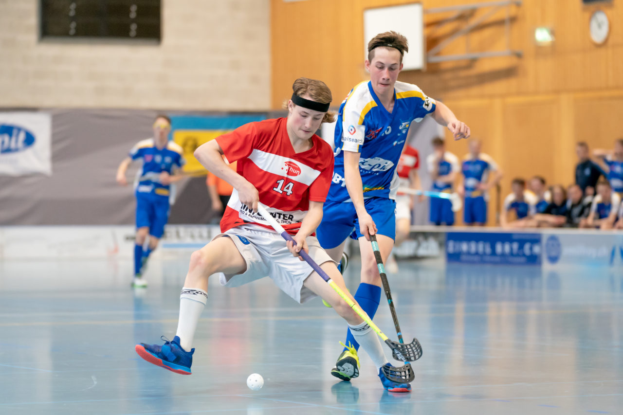 Ruebisbach (Kloten), 06.04.2019, Unihockey Junioren U18 B Auf-/Abstiegsspiele Spiel 4, Kloten-Dietlikon Jets - UHC Thun, Siro Zahner (Nr. 16, Kloten-Dietlikon Jets) stört Manuel Schaller (Nr. 14, UHC Thun)

(Claudio Schwarz, unihockey-fotos.ch)

Copyright: Claudio Schwarz, unihockey-fotos.ch – Dieses Bild wurde durch swiss unihockey lizenziert und darf ausschliesslich auf den Online-Kanälen von swiss unihockey verwendet werden. Die redaktionelle oder kommerzielle Nutzung durch Dritte (Medien, Vereine, Unternehmen oder Privatpersonen) per Download von diesem flickr-Account ist ausgeschlossen. Das Bild kann bei Interesse via unihockey-fotos.ch kostenpflichtig lizenziert werden. unihockey-fotos.ch behält sich vor, fehlbaren Medien, Vereinen, Unternehmen oder Privatpersonen Bilder mit einem Zuschlag in Rechnung zu stellen.