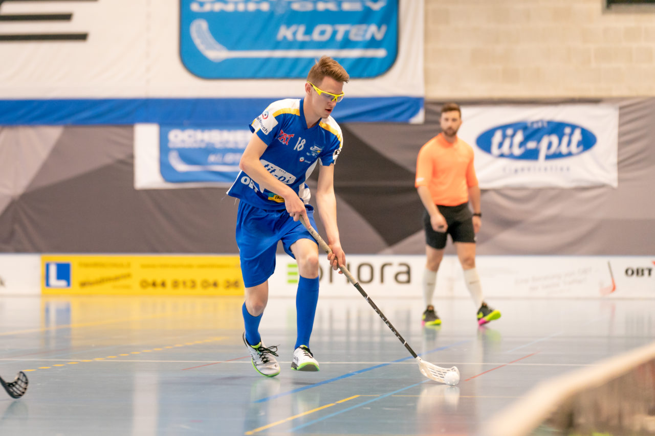 Ruebisbach (Kloten), 06.04.2019, Unihockey Junioren U18 B Auf-/Abstiegsspiele Spiel 4, Kloten-Dietlikon Jets - UHC Thun, Martin Sauter (Nr. 18, Kloten-Dietlikon Jets) am Ball

(Claudio Schwarz, unihockey-fotos.ch)

Copyright: Claudio Schwarz, unihockey-fotos.ch – Dieses Bild wurde durch swiss unihockey lizenziert und darf ausschliesslich auf den Online-Kanälen von swiss unihockey verwendet werden. Die redaktionelle oder kommerzielle Nutzung durch Dritte (Medien, Vereine, Unternehmen oder Privatpersonen) per Download von diesem flickr-Account ist ausgeschlossen. Das Bild kann bei Interesse via unihockey-fotos.ch kostenpflichtig lizenziert werden. unihockey-fotos.ch behält sich vor, fehlbaren Medien, Vereinen, Unternehmen oder Privatpersonen Bilder mit einem Zuschlag in Rechnung zu stellen.