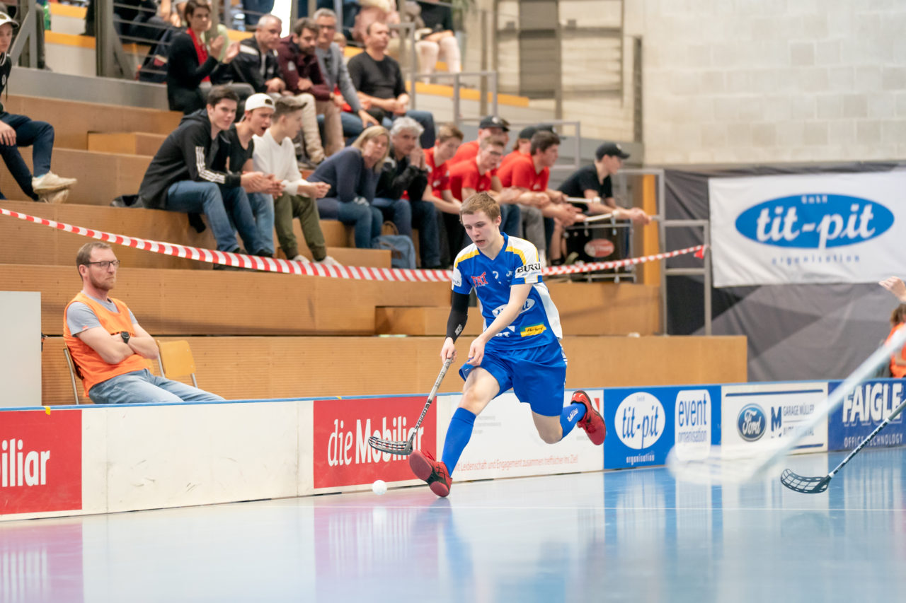 Ruebisbach (Kloten), 06.04.2019, Unihockey Junioren U18 B Auf-/Abstiegsspiele Spiel 4, Kloten-Dietlikon Jets - UHC Thun, Simon Sutter (Nr. 2, Kloten-Dietlikon Jets) am Ball

(Claudio Schwarz, unihockey-fotos.ch)

Copyright: Claudio Schwarz, unihockey-fotos.ch – Dieses Bild wurde durch swiss unihockey lizenziert und darf ausschliesslich auf den Online-Kanälen von swiss unihockey verwendet werden. Die redaktionelle oder kommerzielle Nutzung durch Dritte (Medien, Vereine, Unternehmen oder Privatpersonen) per Download von diesem flickr-Account ist ausgeschlossen. Das Bild kann bei Interesse via unihockey-fotos.ch kostenpflichtig lizenziert werden. unihockey-fotos.ch behält sich vor, fehlbaren Medien, Vereinen, Unternehmen oder Privatpersonen Bilder mit einem Zuschlag in Rechnung zu stellen.